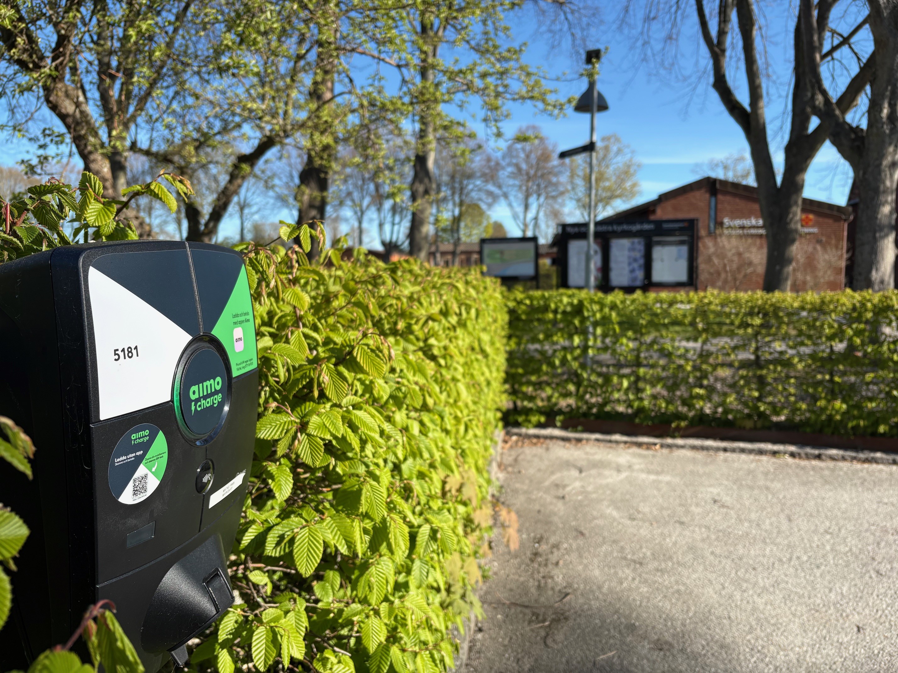 laddstolpe för elbilar på nya och västra kyrkogården.