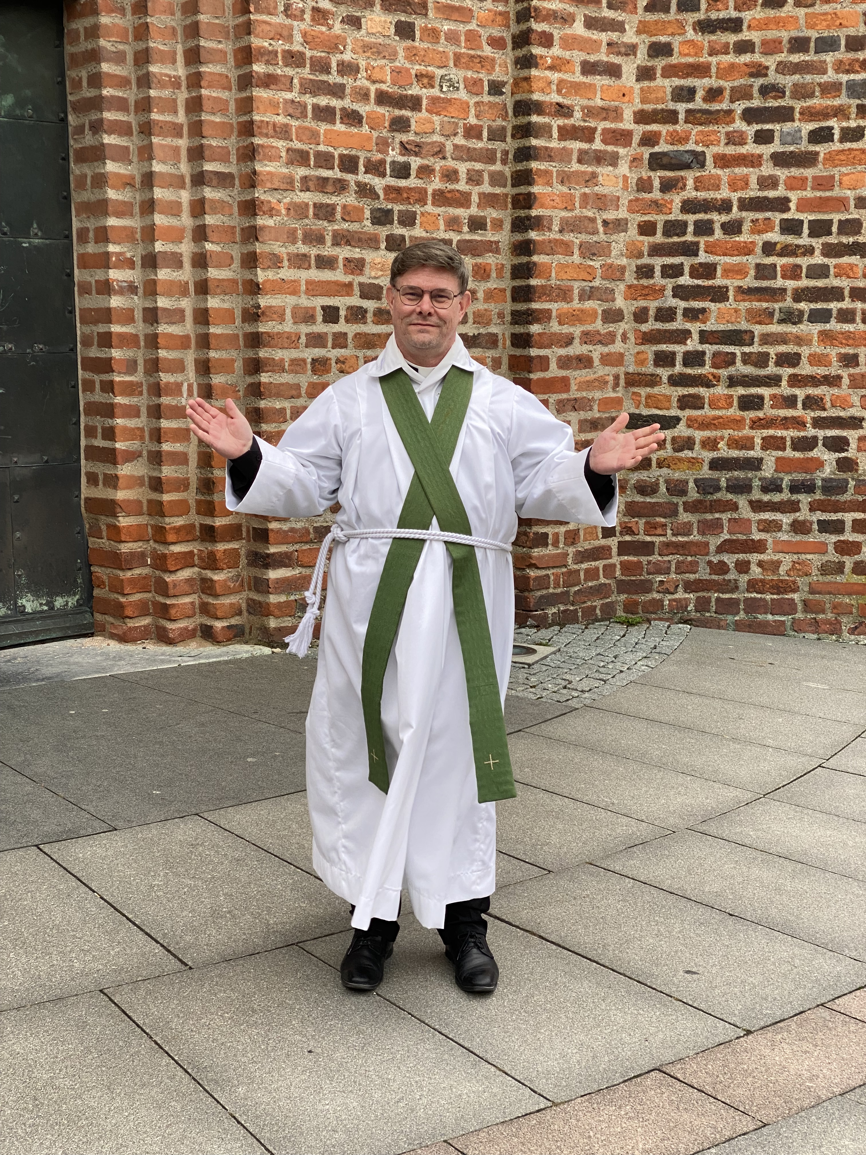 Magnus Holst utanför Mariakyrkan.