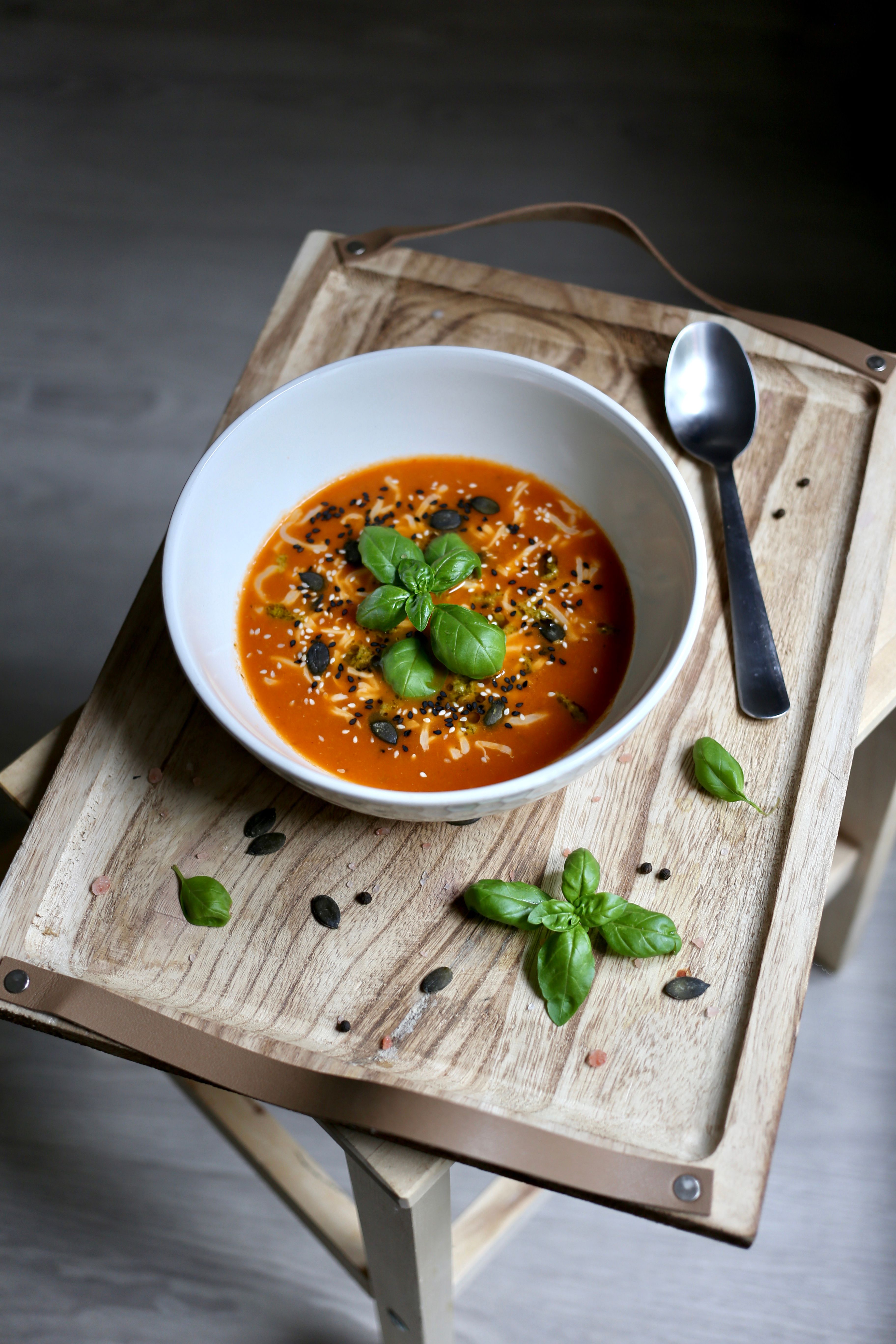 Skål med tomatsoppa