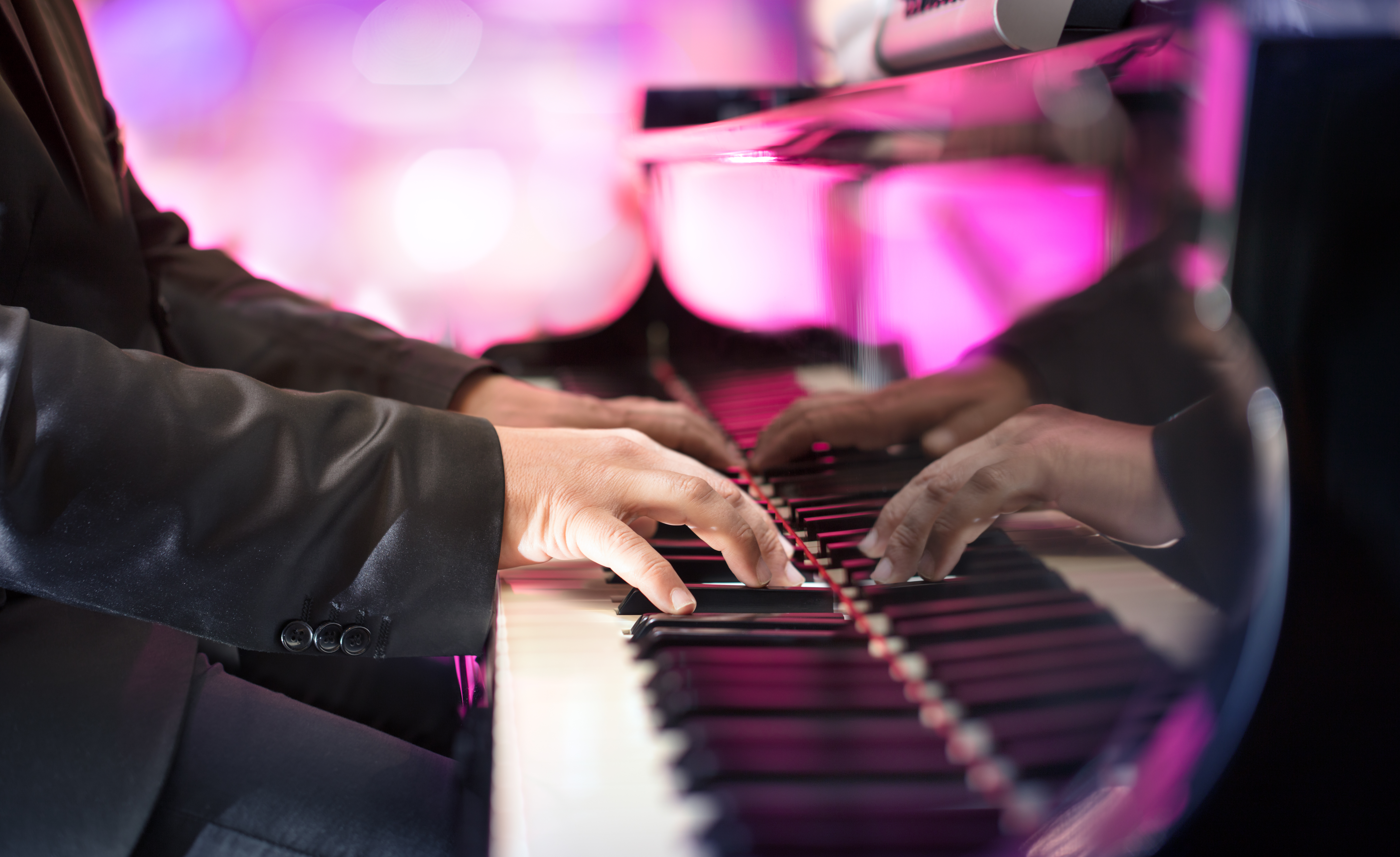 Händer som spelar piano