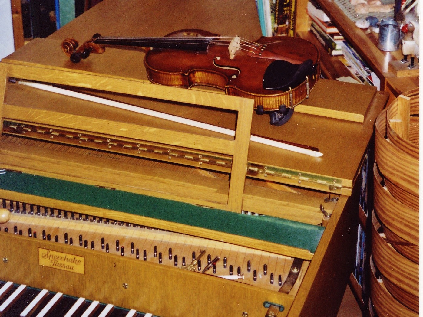 En fiol ligger på locket till en cembalo