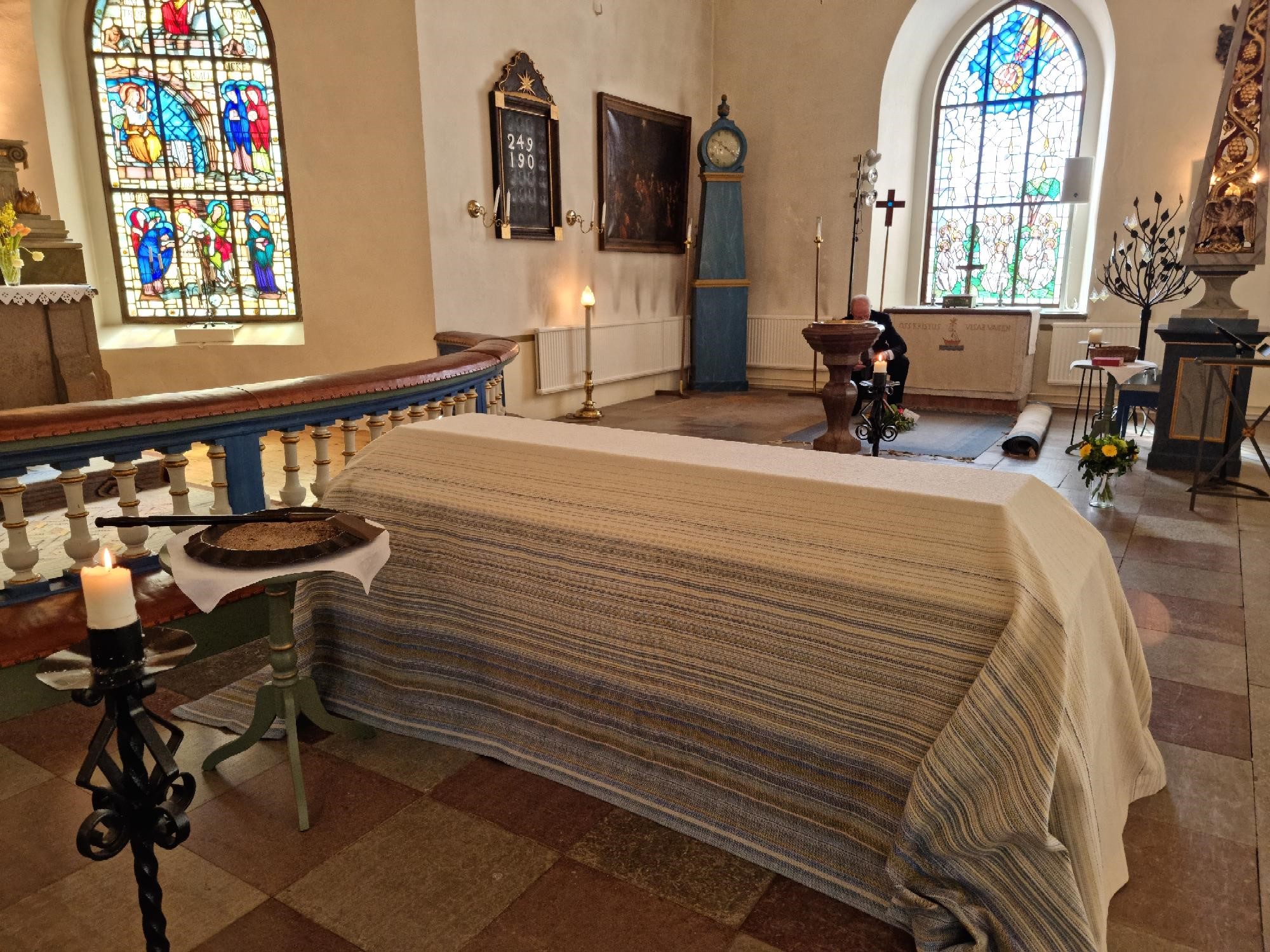 En kista med ett bårtäcke