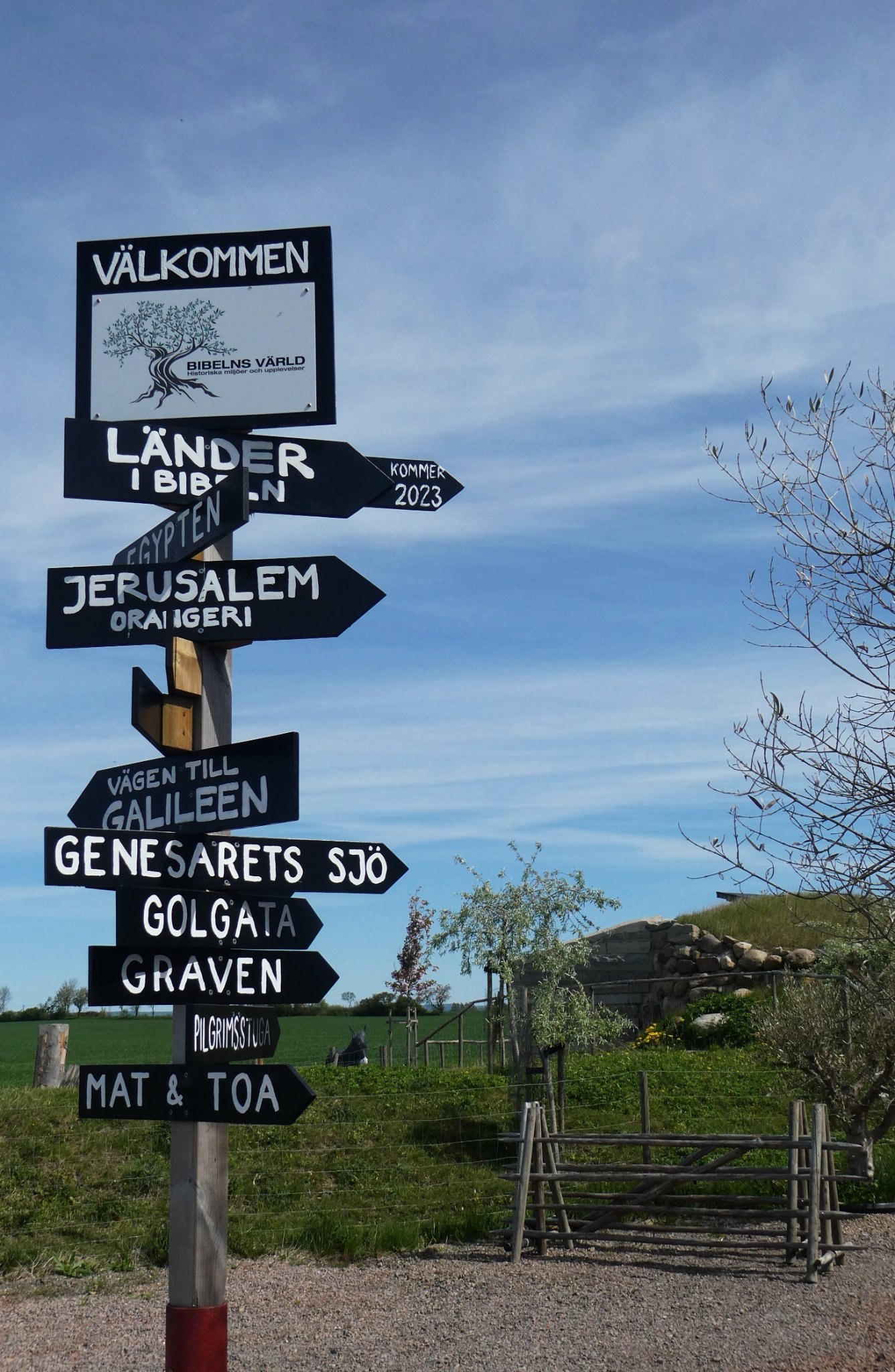 SKylt med pilar som visar till olika bibliska platser