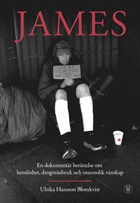 Bokomlag med titeln James och en man som sitter med en skylt i handen.