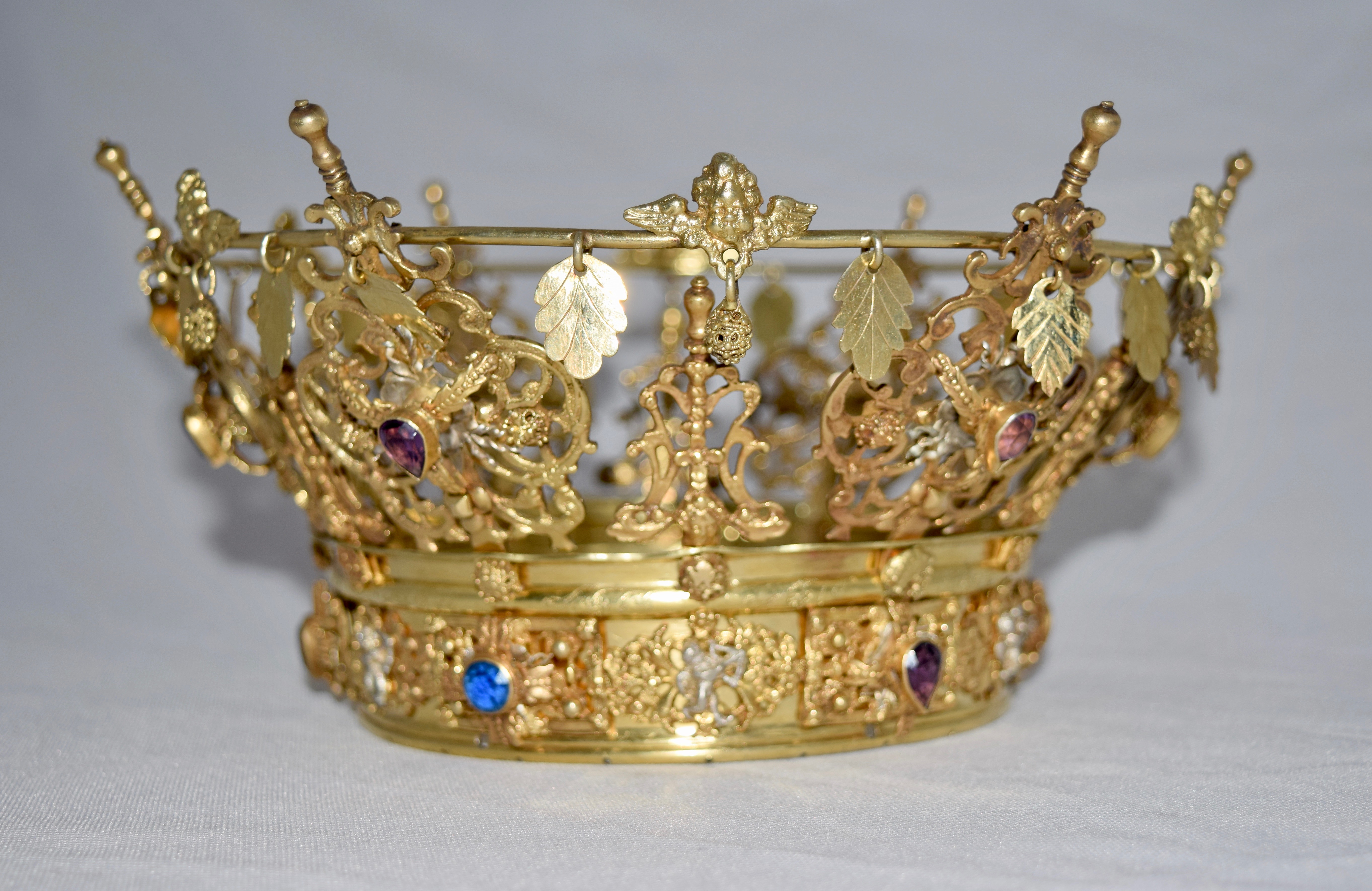 Ädlre brudkrona i guld med ädelstenar