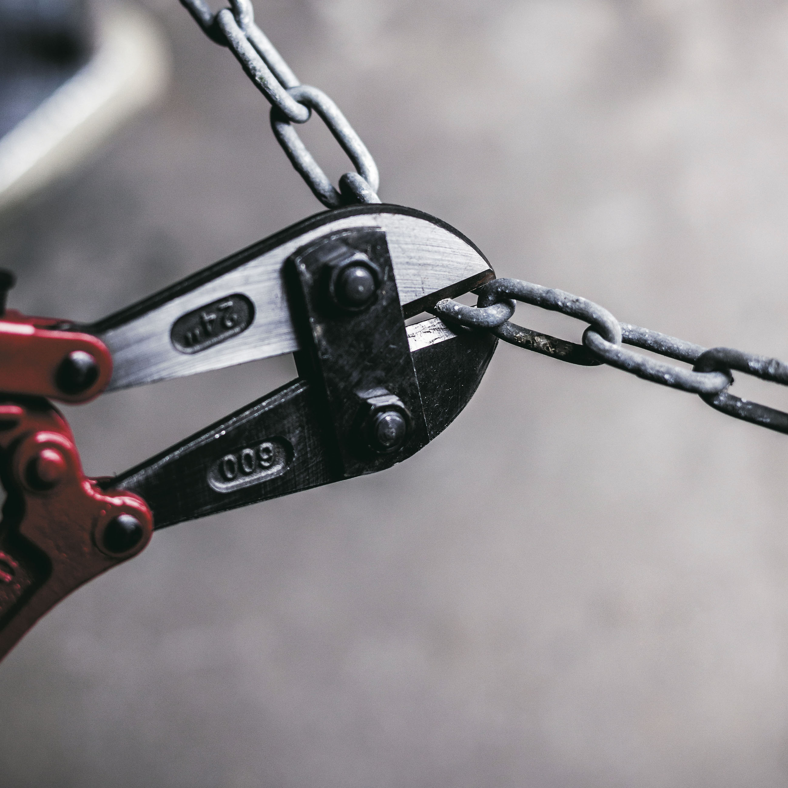 En avbitartång som klipper av en kedja