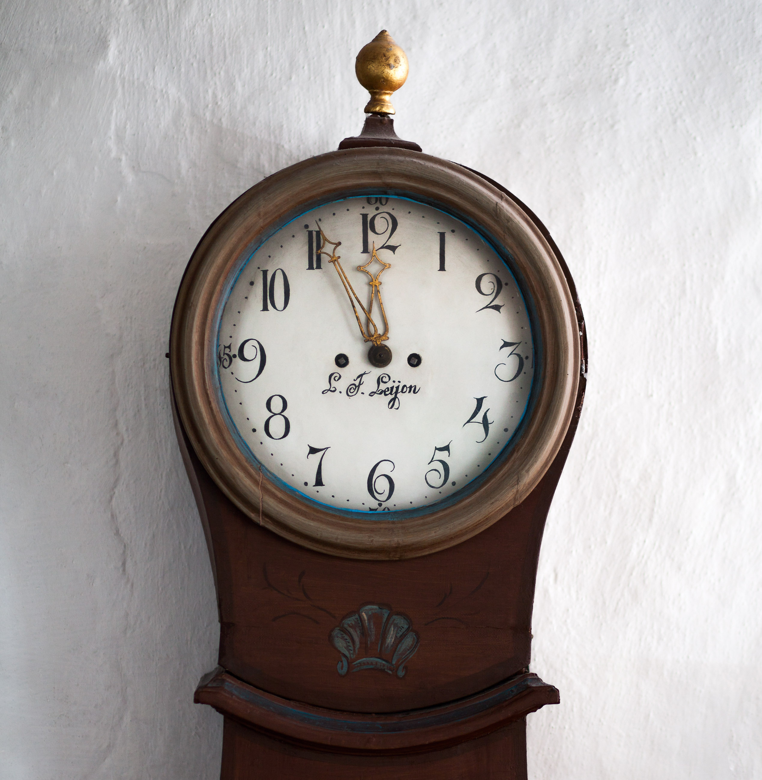 Ett golvur som visar på tiden fem minuter i tolv