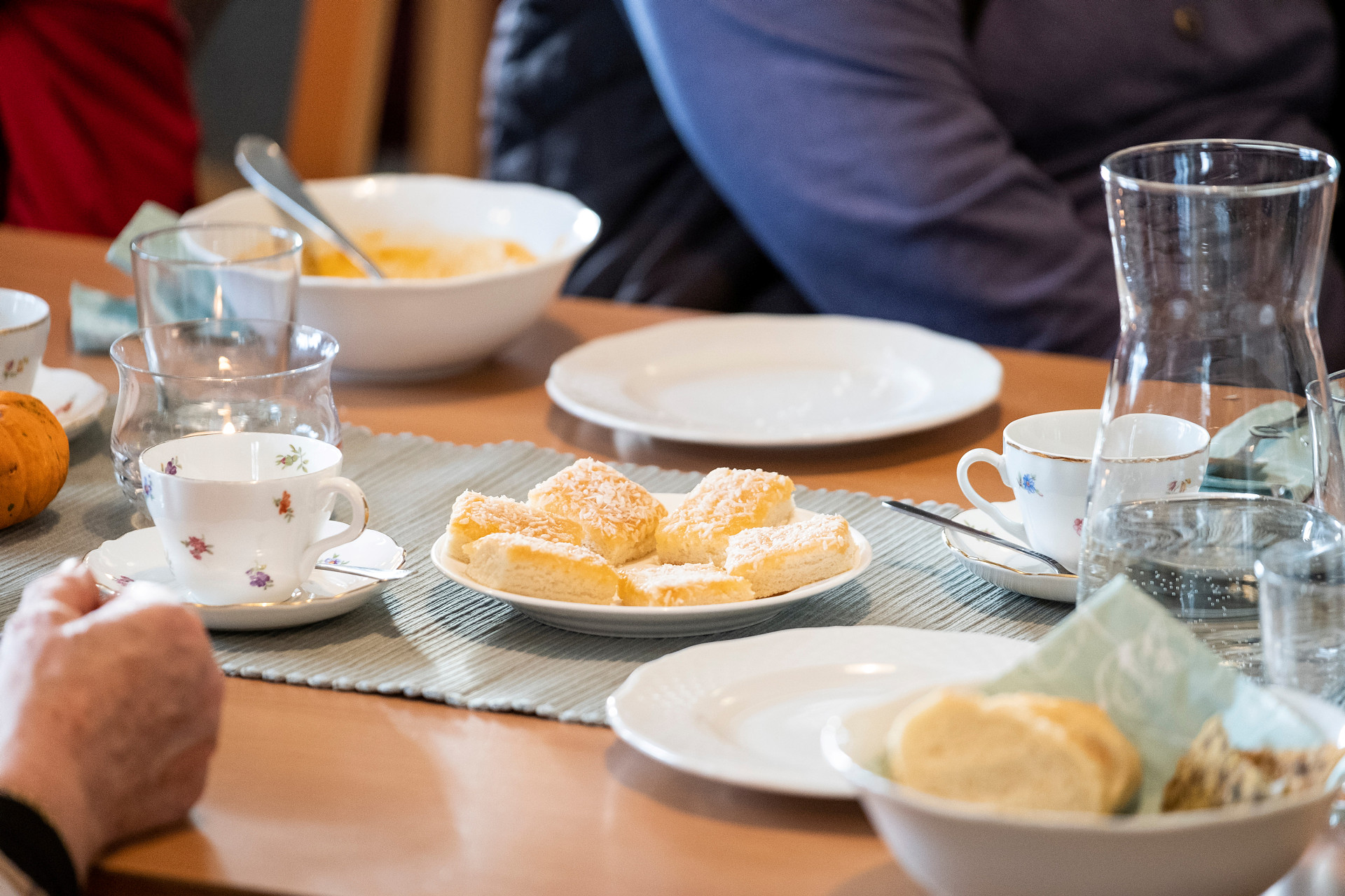 Fikabord med kakfat och kaffekoppar