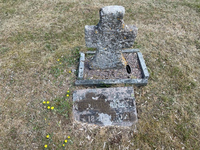 Gravsten för Hembiträdet Hedina 