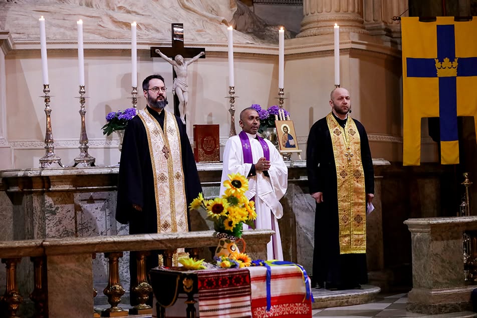 Fader Andrii Linkevych från den ukrainska ortodoxa kyrkan i Stockholm, fader Andrii Melnichuk från ukrainska katolska missionen i Stockholm samt pastor och ordinarie hovpredikant Michael Bjerkhagen från Kungl. Hovförsamlingen ledde gudstjänsten.