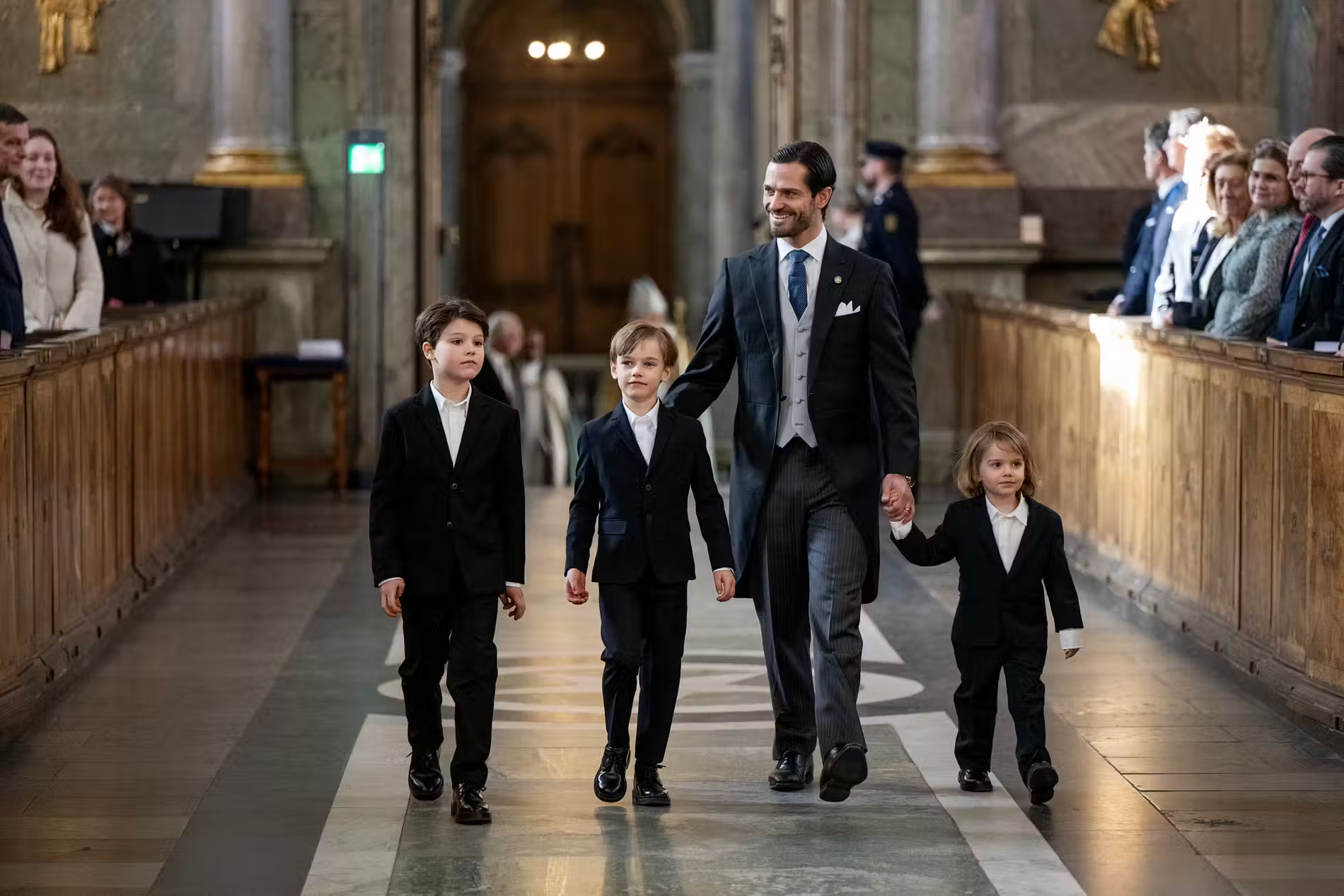Prins Carl Philip med sönerna Alexander, Gabriel och Julian. Tre stolta storebröder till lilla prinsessan Ines.