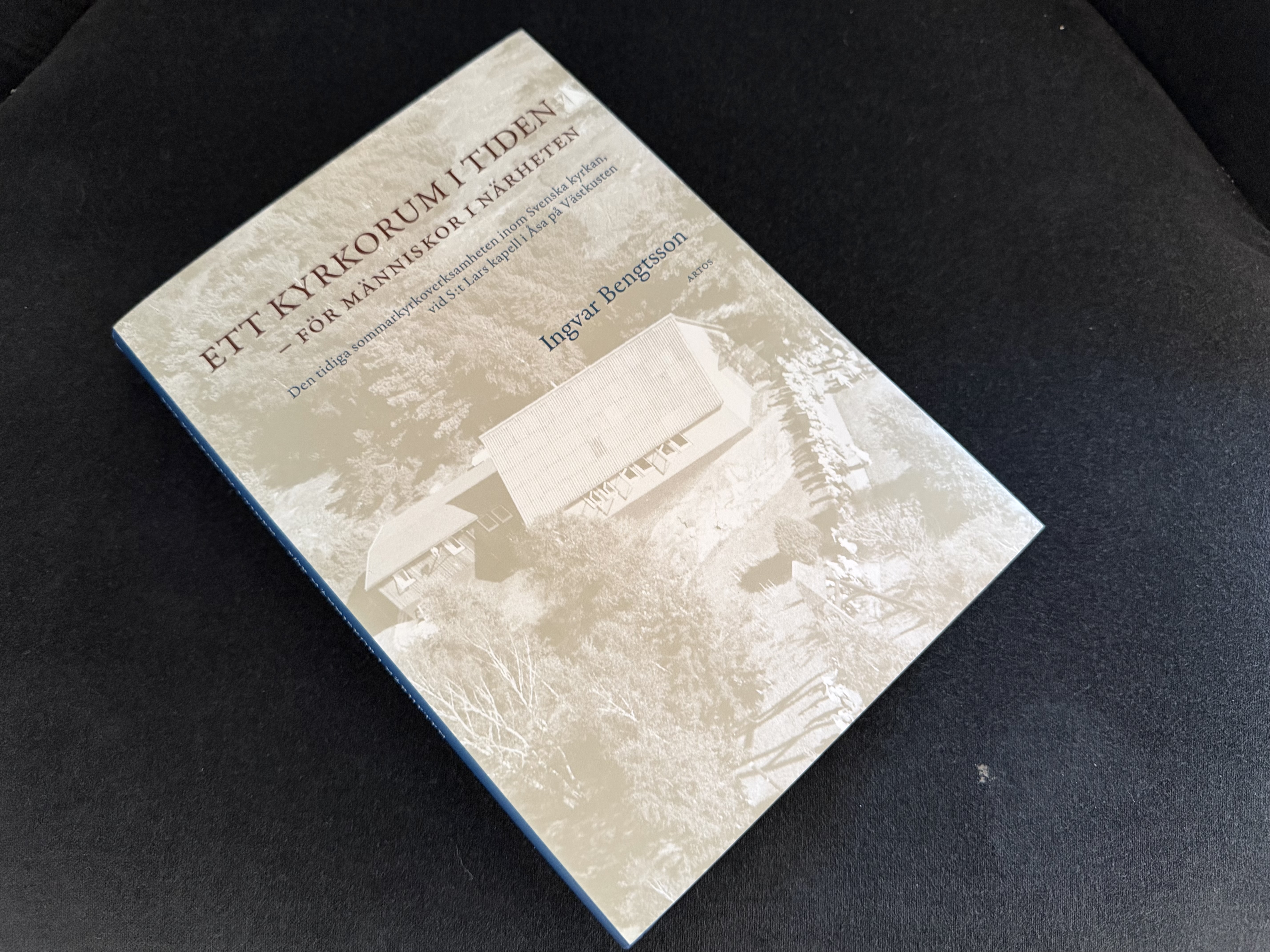 Boken Ett kyrkorum i tiden av Ingvar Bengtsson om St Lars kyrka. Bild på St Lars kyrka på omslaget.