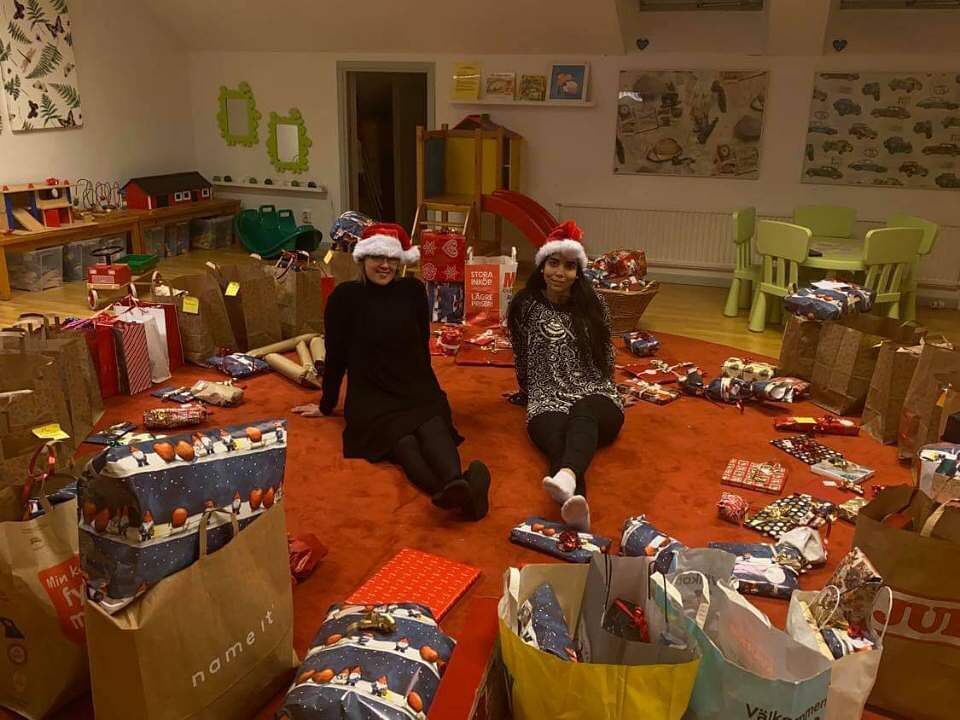 Jenny och Dima bland alla gåvor till Diakonicentrum