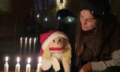 Dockan Bibbi tillsammans med Julia och adventsljusstakar