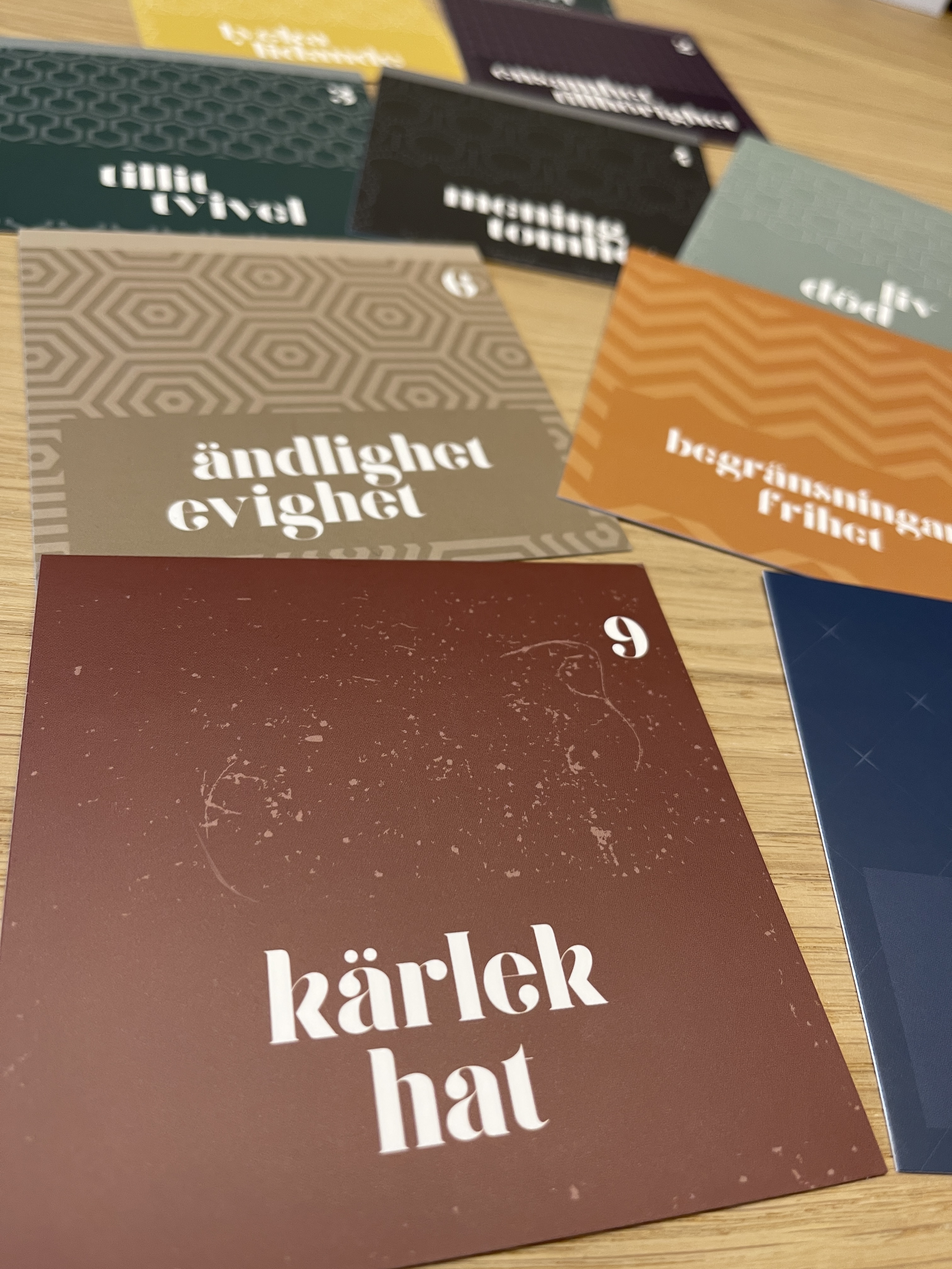 kort i olika färger med budskap