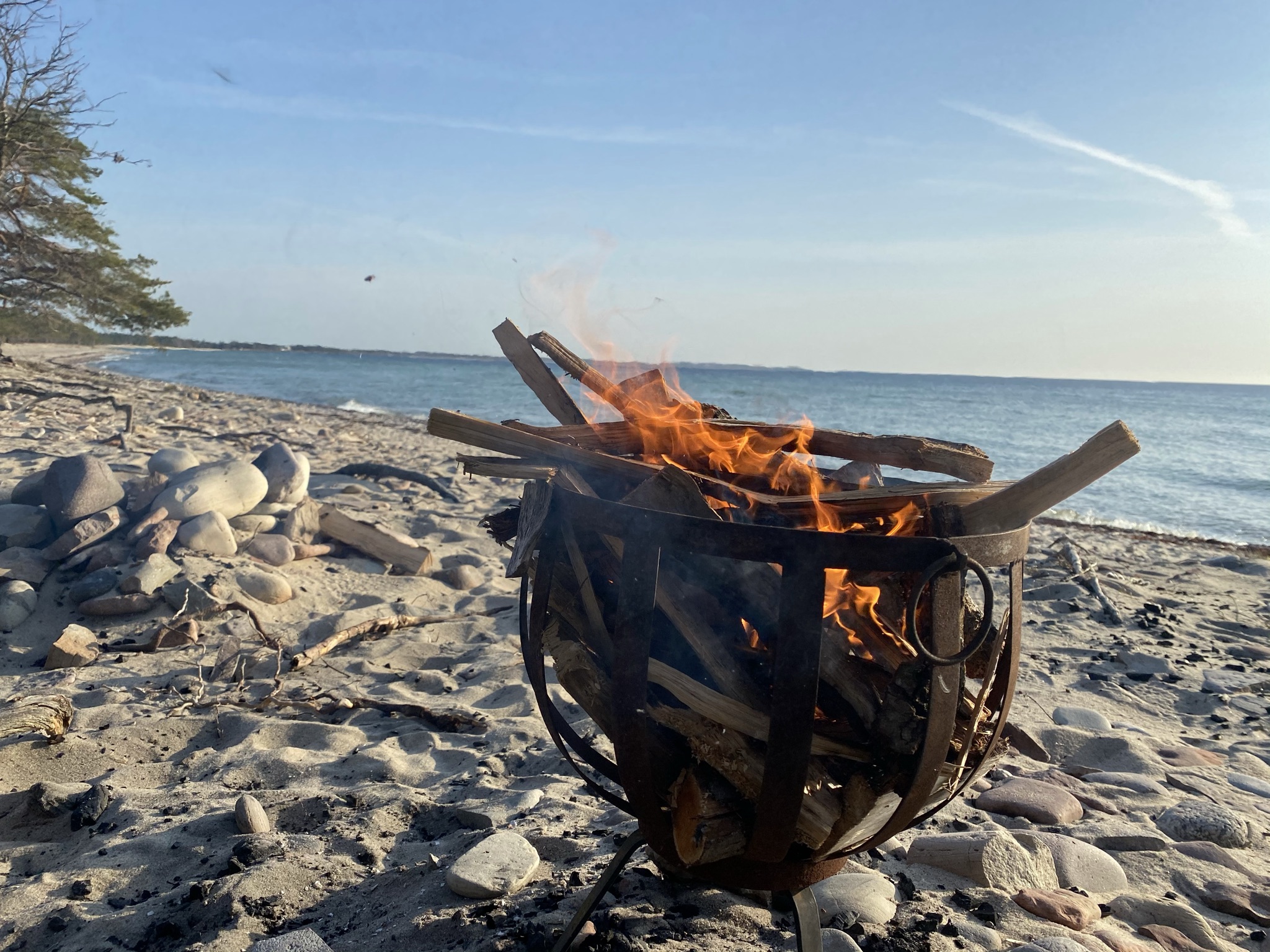 En eldkorg på stranden
