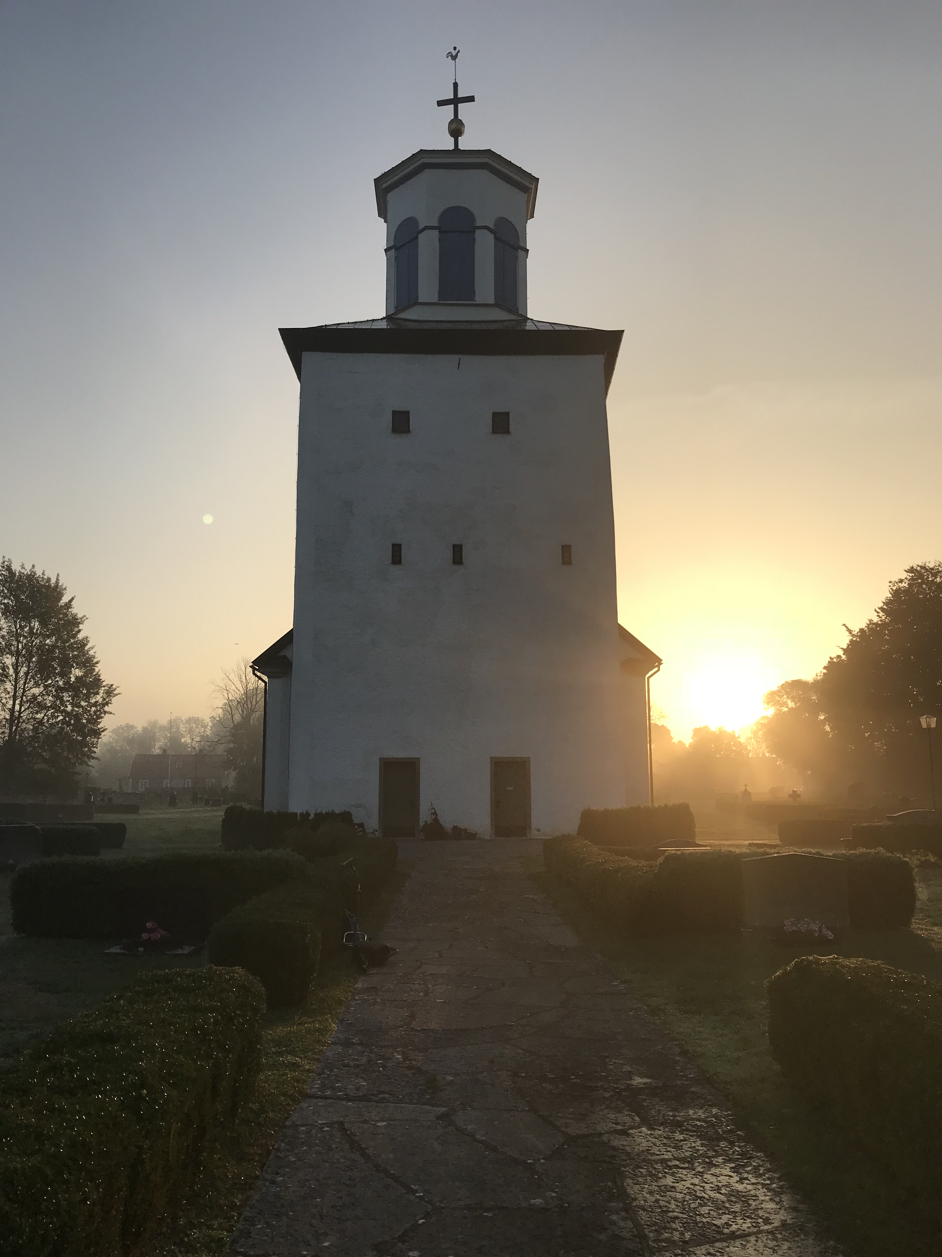 Föra kyrka i morgonljus