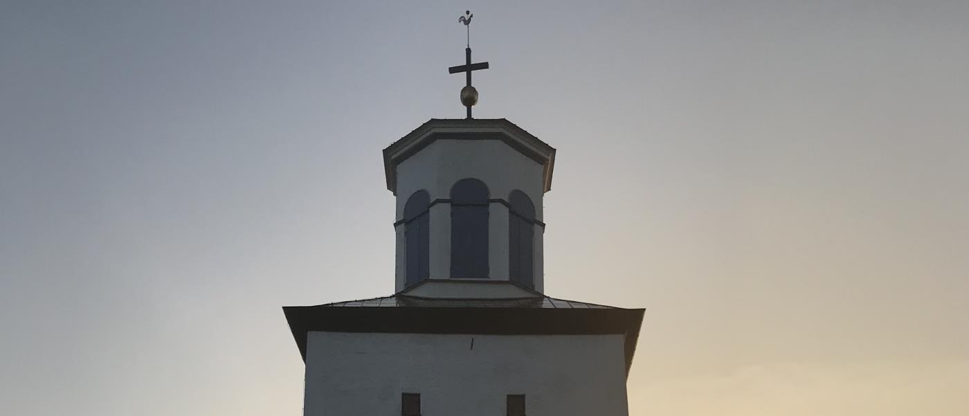 Föra kyrka i morgonljus