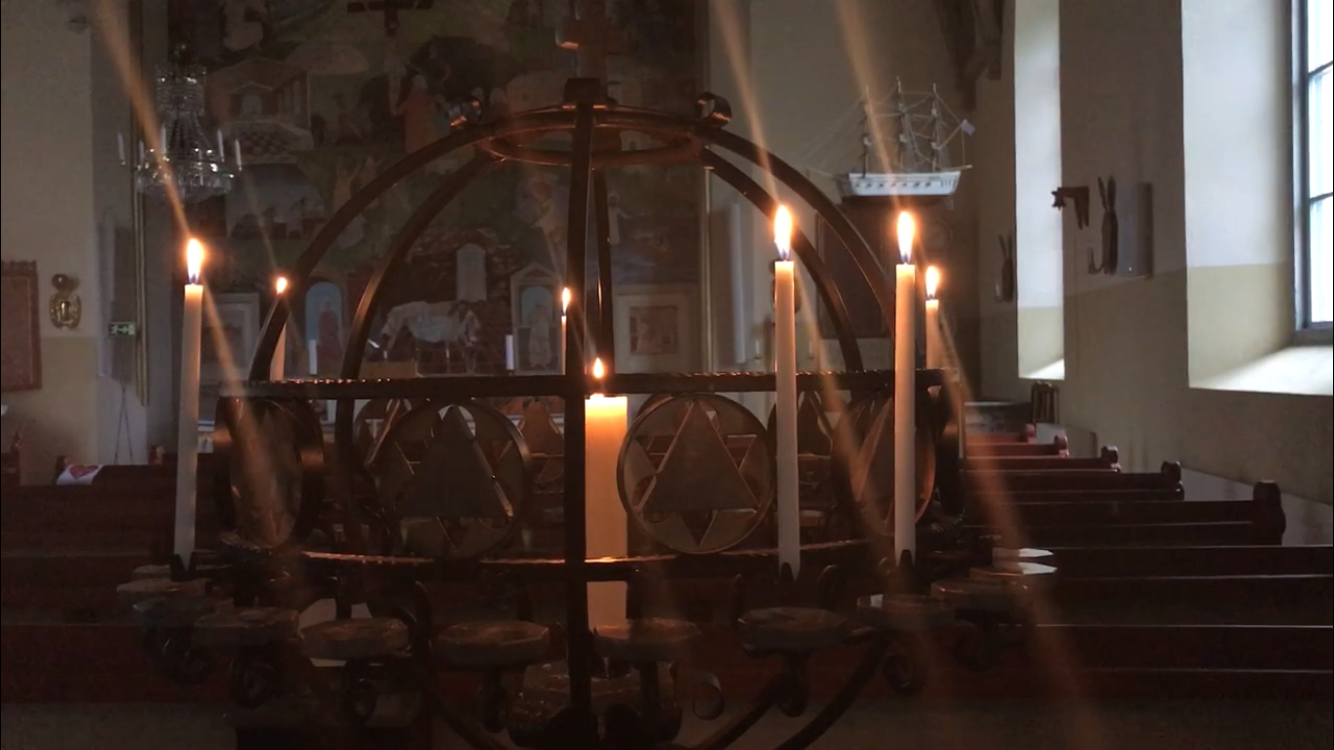 Ljusbärare i en mörk kyrka
