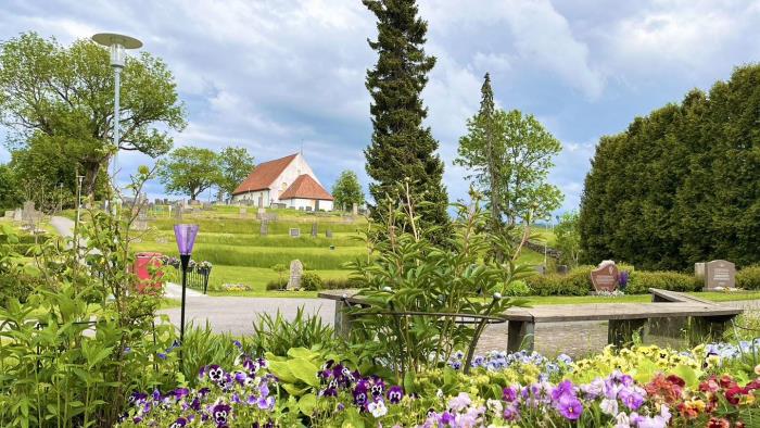 Älvsåkers kyrkogård i sommarprakt