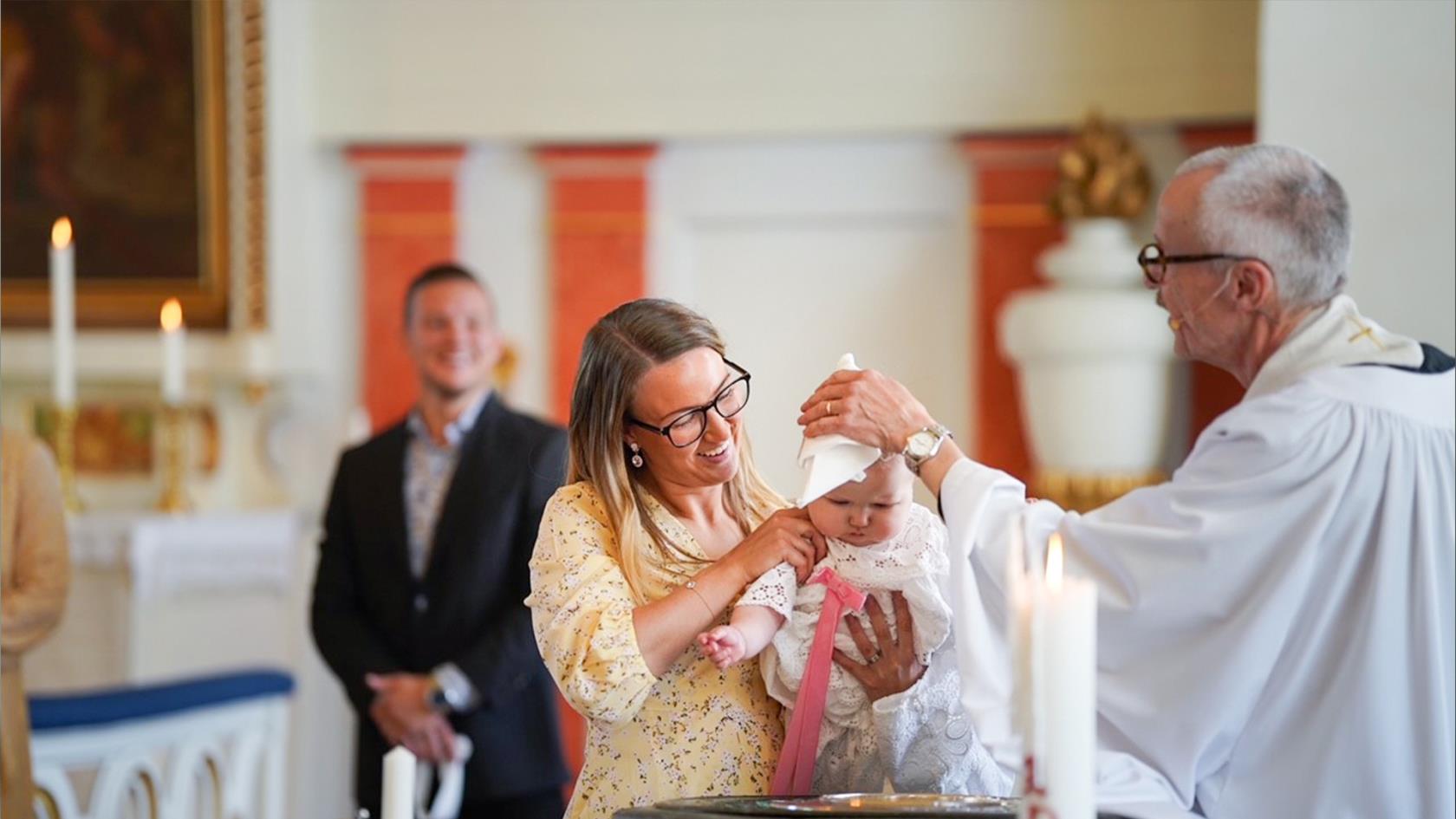 Präst torkar av barns huvud i samband med dop i Tölö kyrka