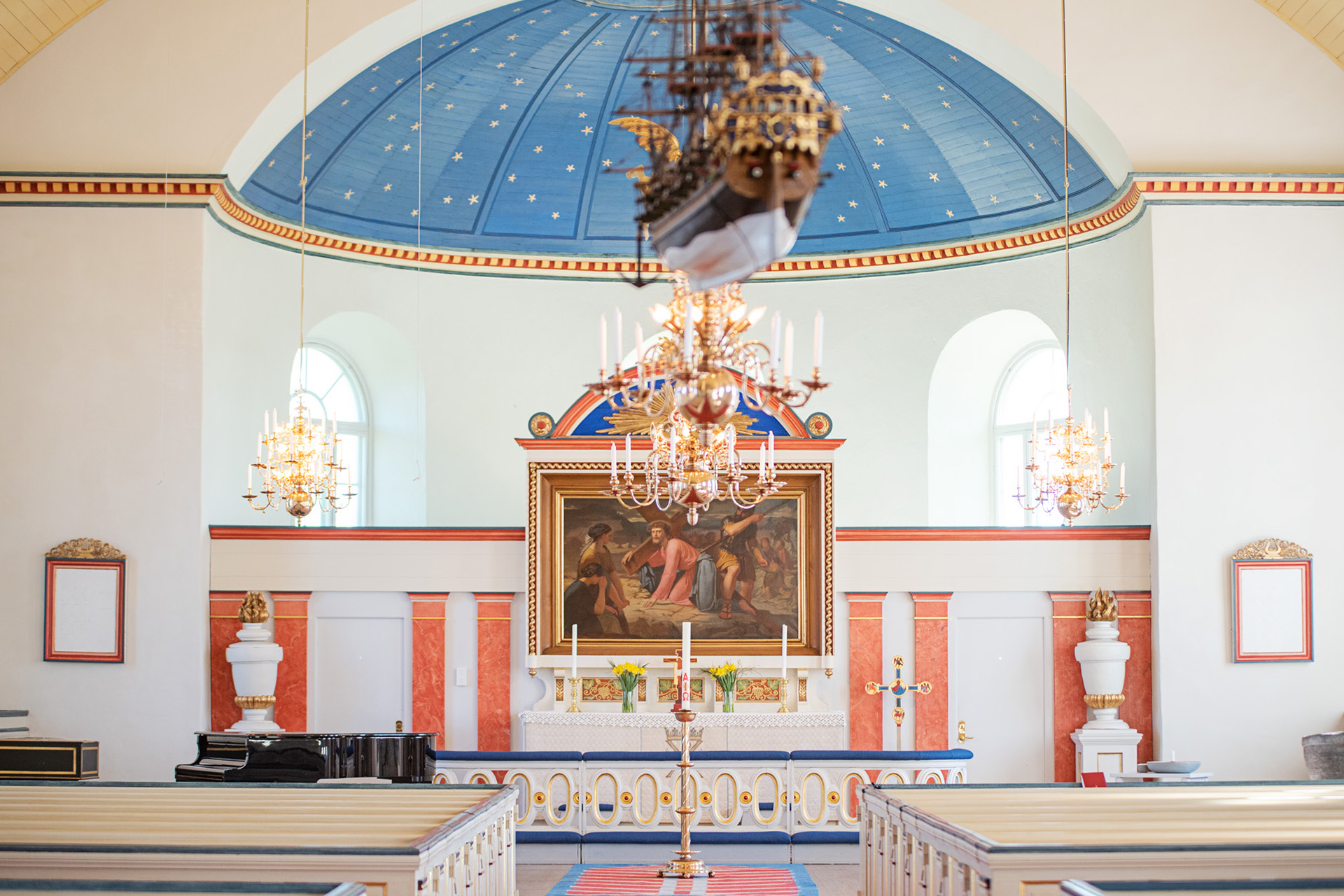 Bild på koret i Tölö kyrka