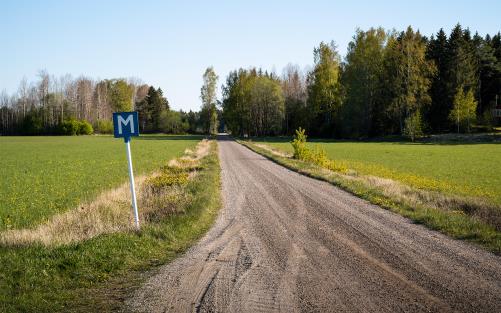 Mötesplatsskylt ståendes vid grusväg på landet