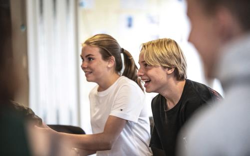 Två vänner som deltar i aktivitet som glädjer och engagerar dem.