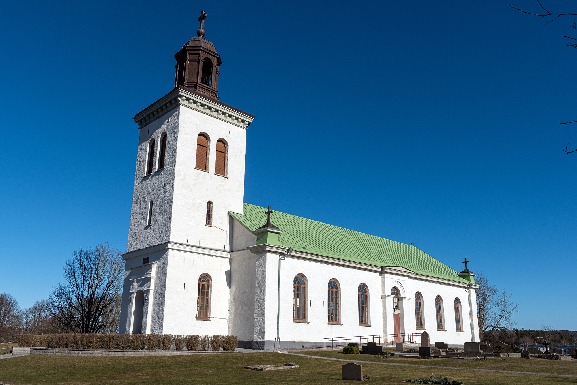 Tölö kyrka i solljus