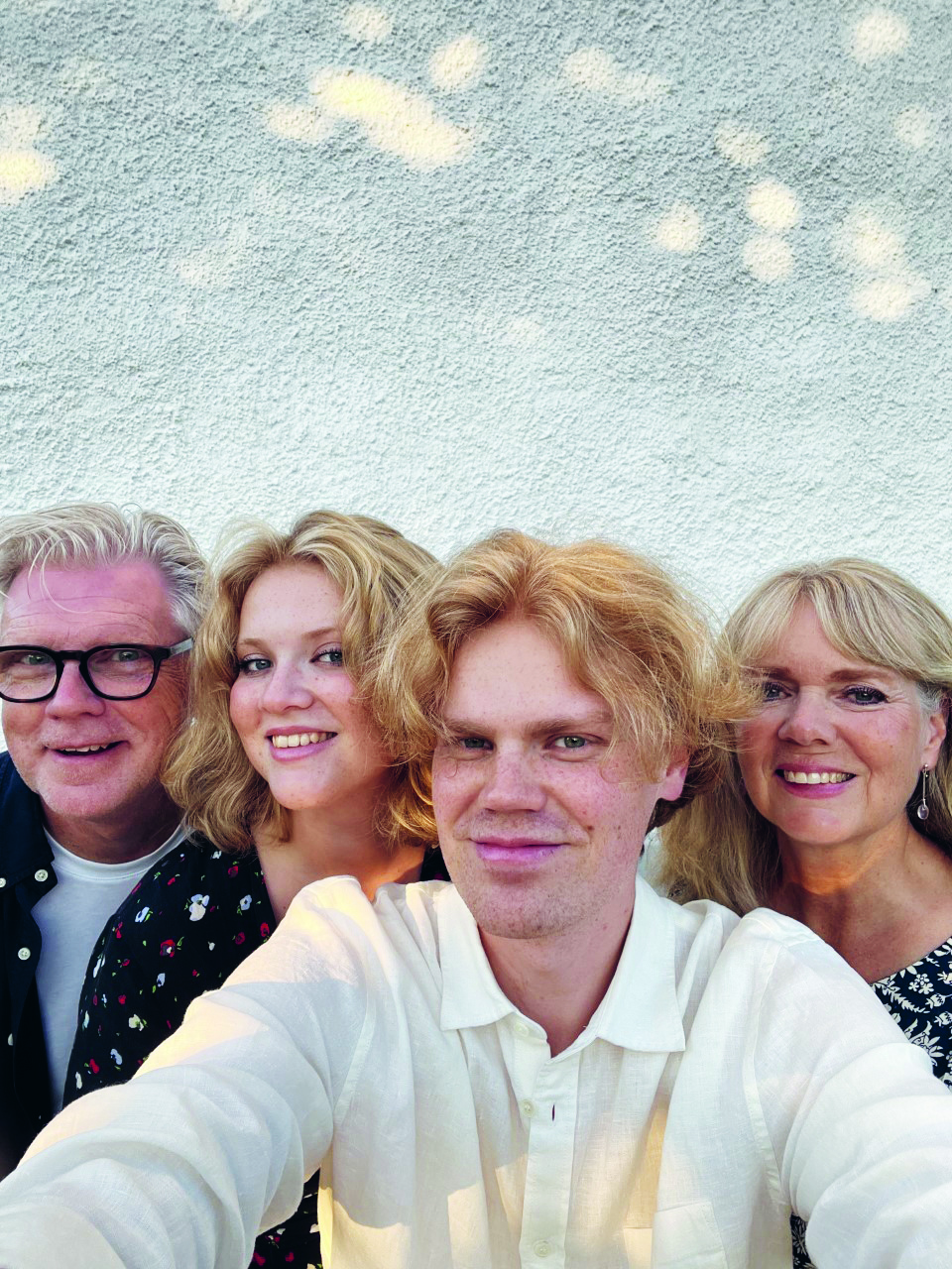 En familj bestående av fyra personer där barnen är vuxna.