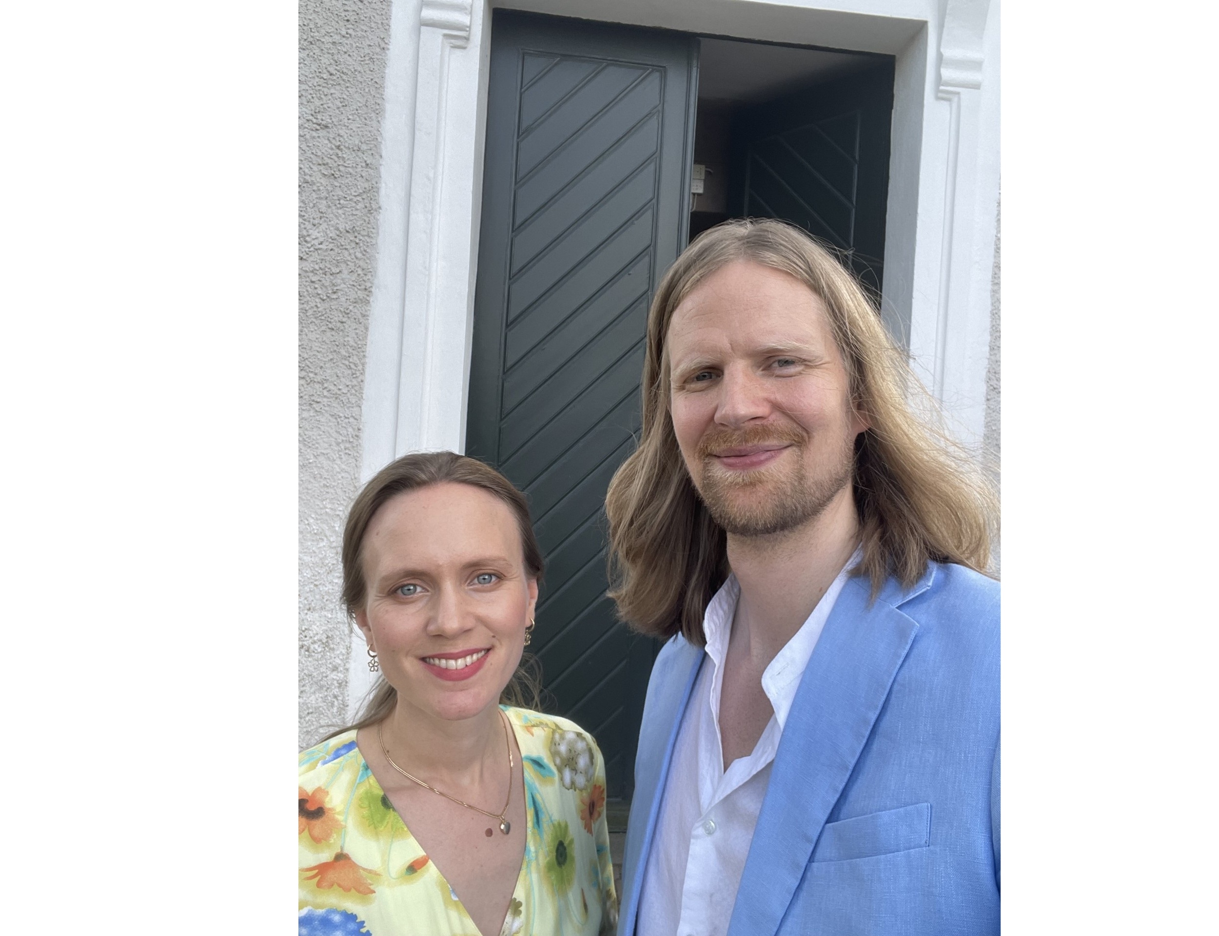 Ingrid Berg och Kalle Stenbäcken framför Väderstads kyrka