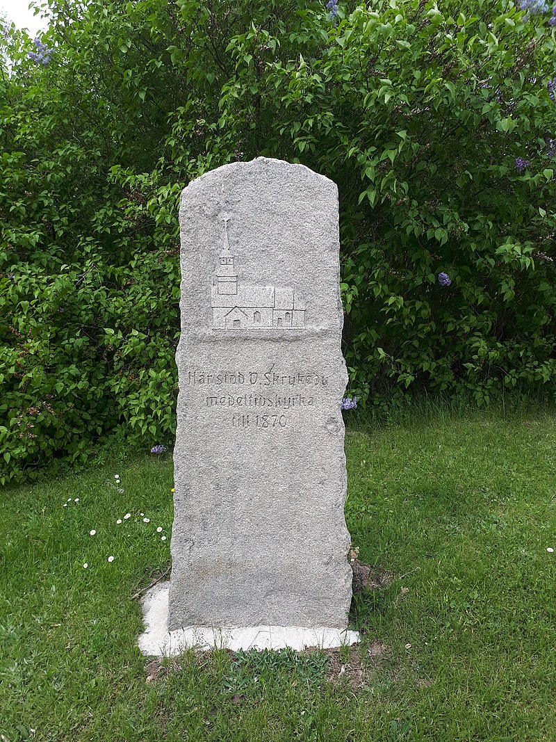 En minnessten över Västra Skrukeby kyrka. Text: Här stod V Skrukeby medeltidskyrka till 1870.