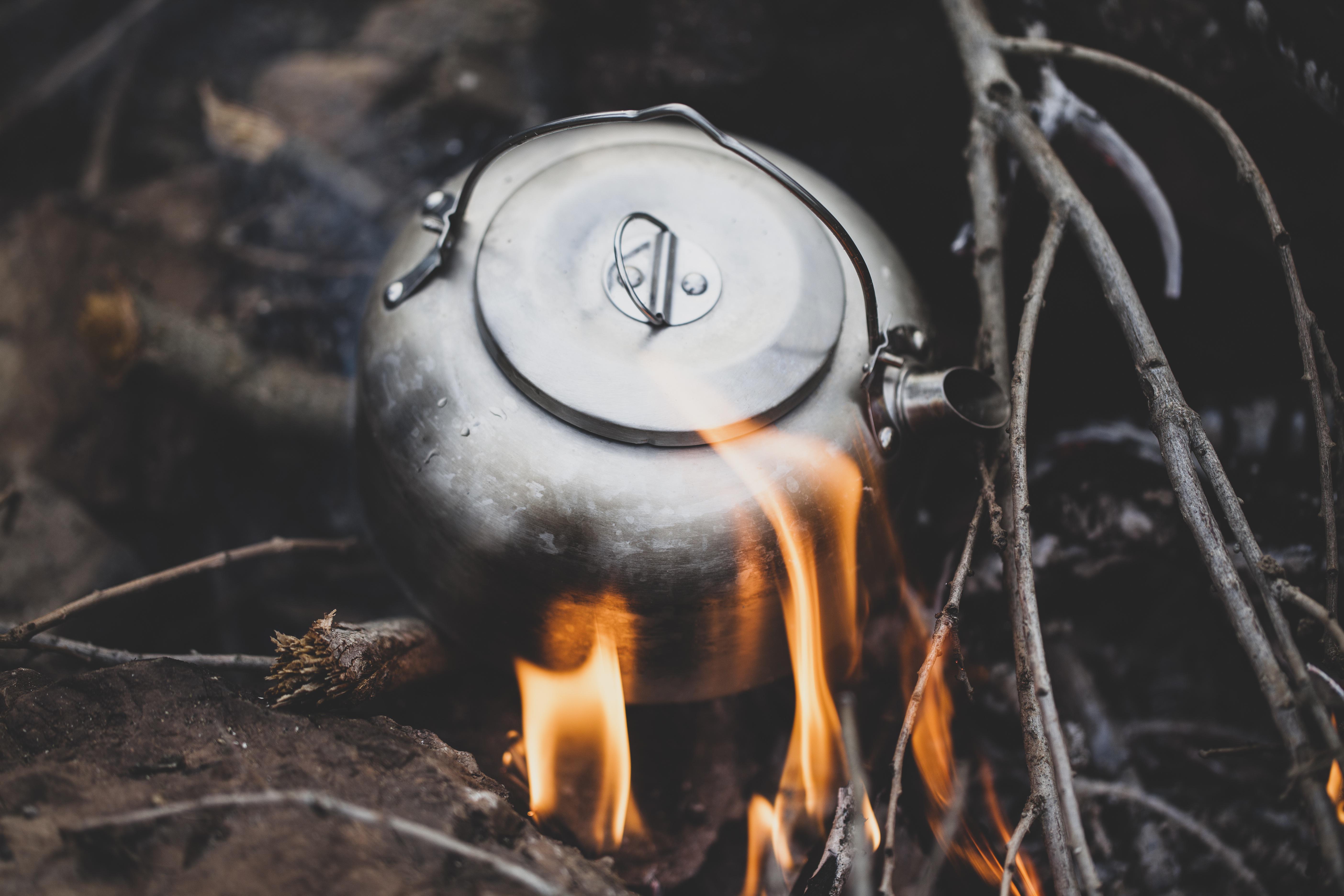 Kokar kaffe över öppen eld
