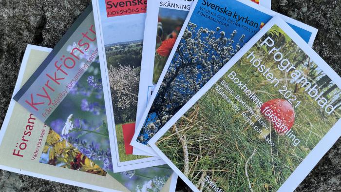 Flera av församlingarnas församlingsblad ligger i en halvcirkel.