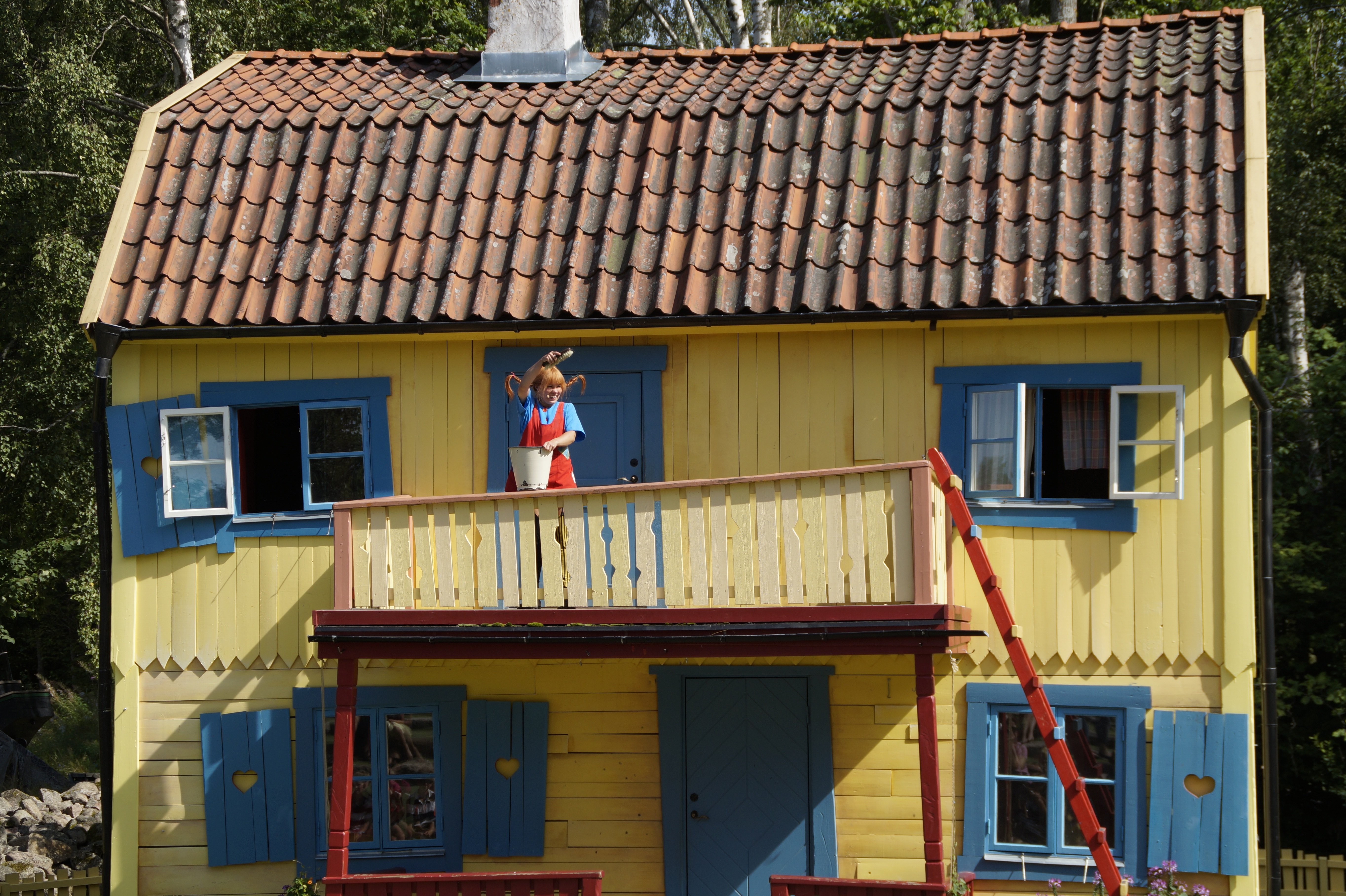 Villa villerkulla med pippi stående på balkongen