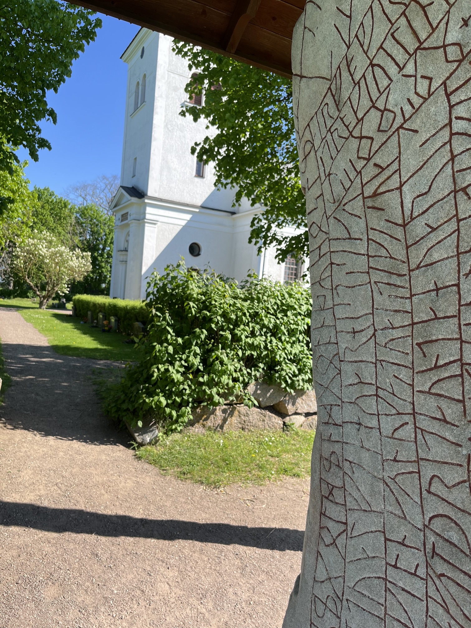 Rök kyrka med rökstenen.