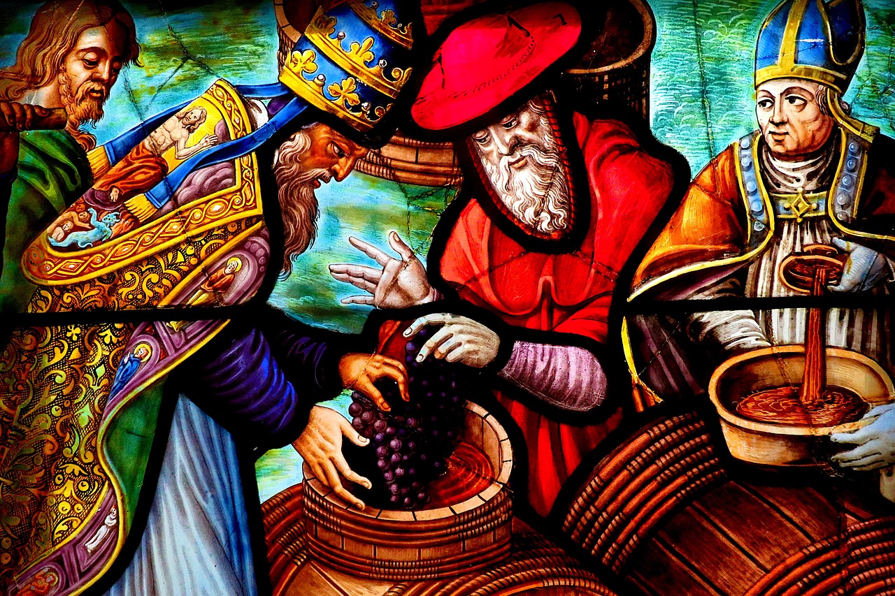 Glasmålning med präster eller biskopar som har en klase vindruvor i ett kärl.