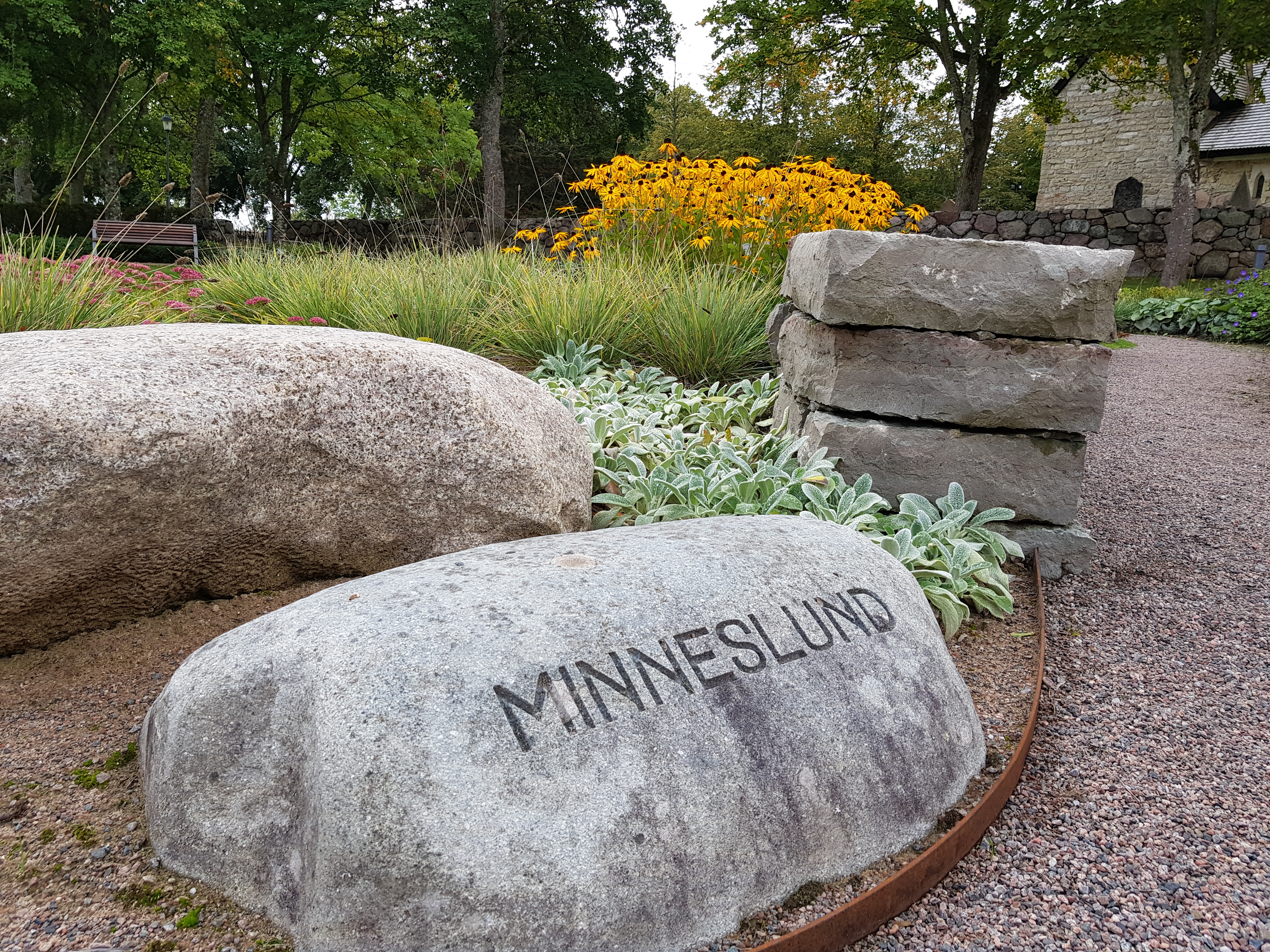 Sten med minneslund ingraverat