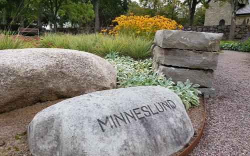 Sten med minneslund ingraverat