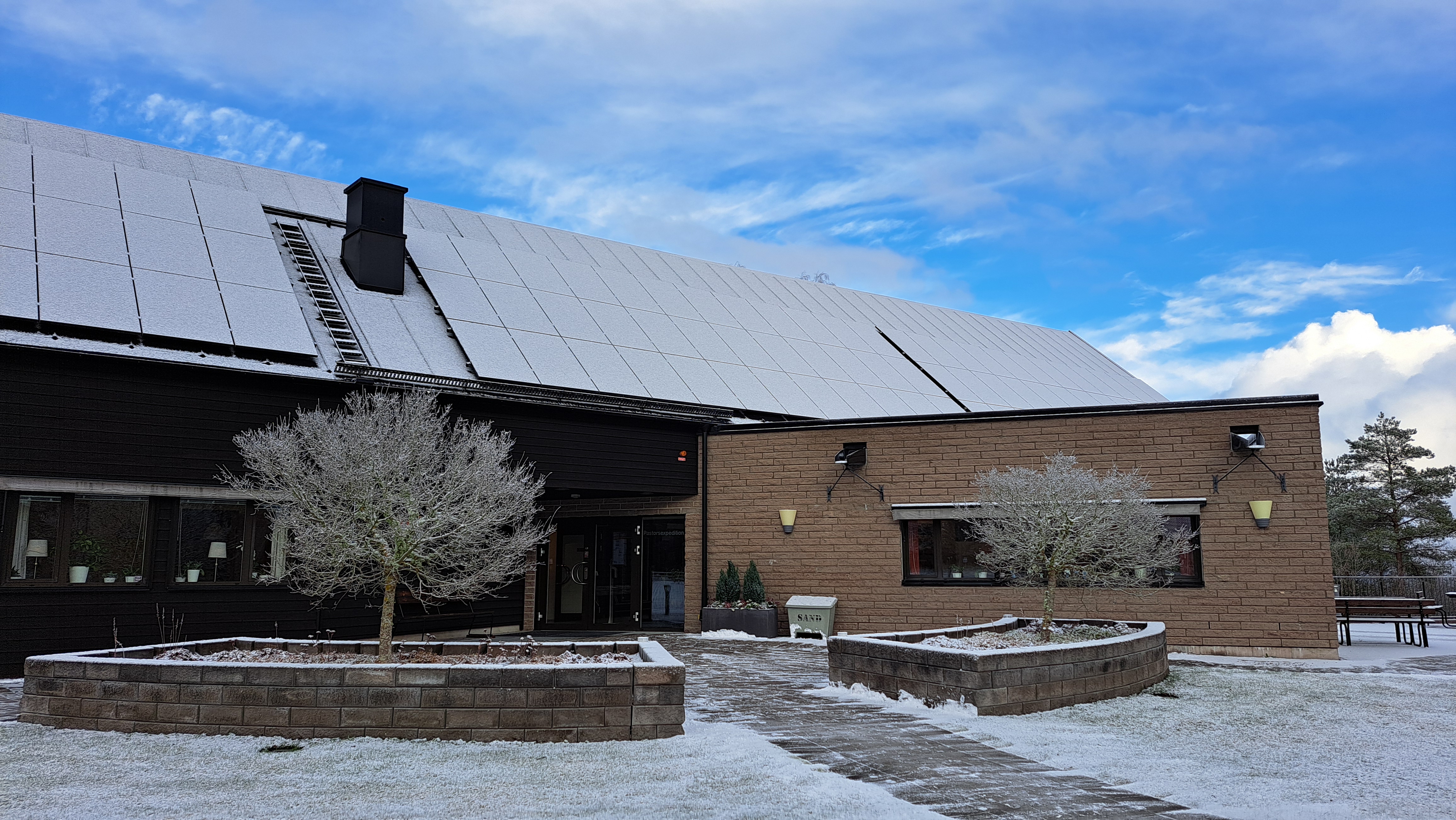 Råda församlingshem i vinterskrud