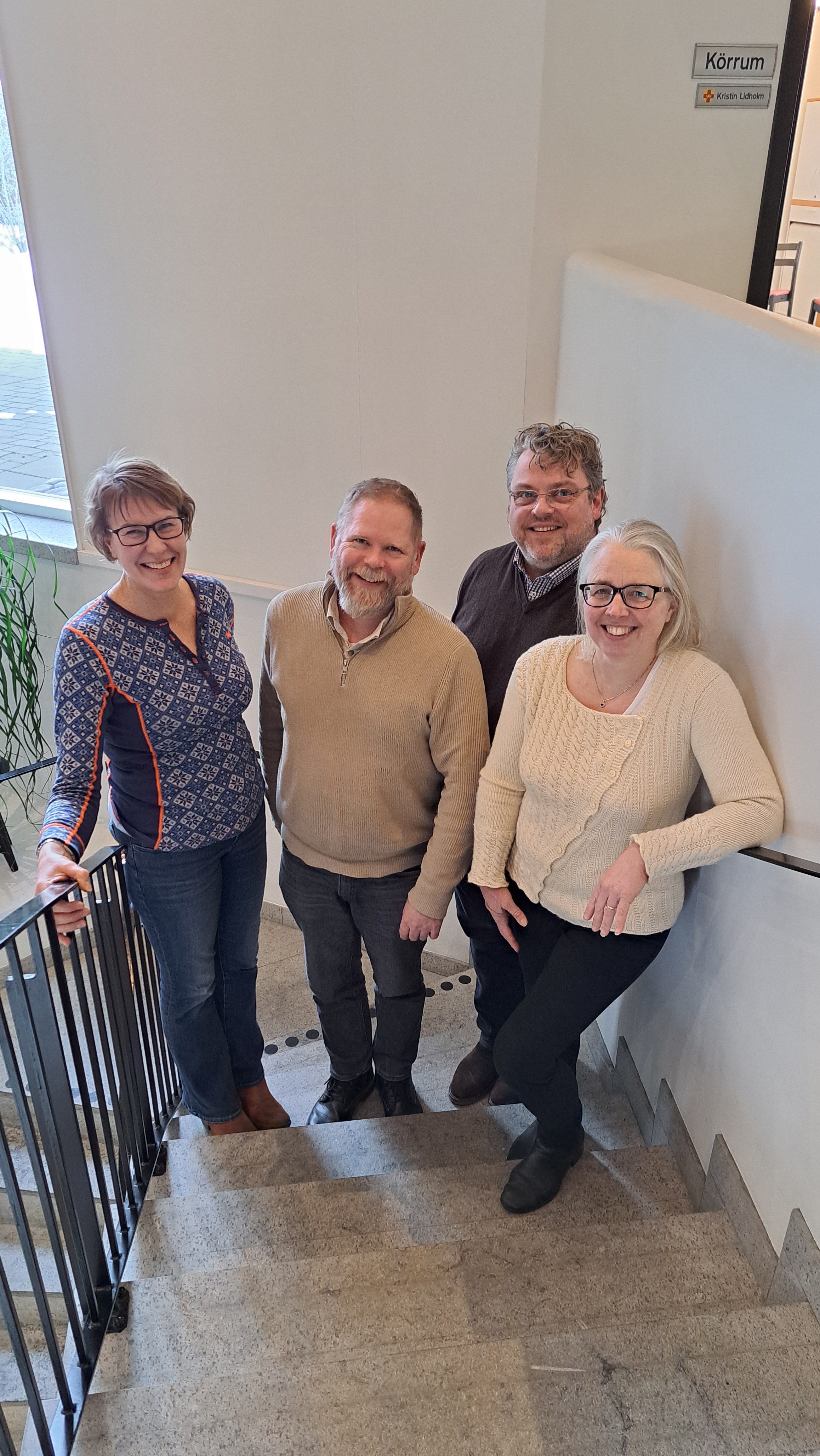 Fyra musiker som står i en trappa