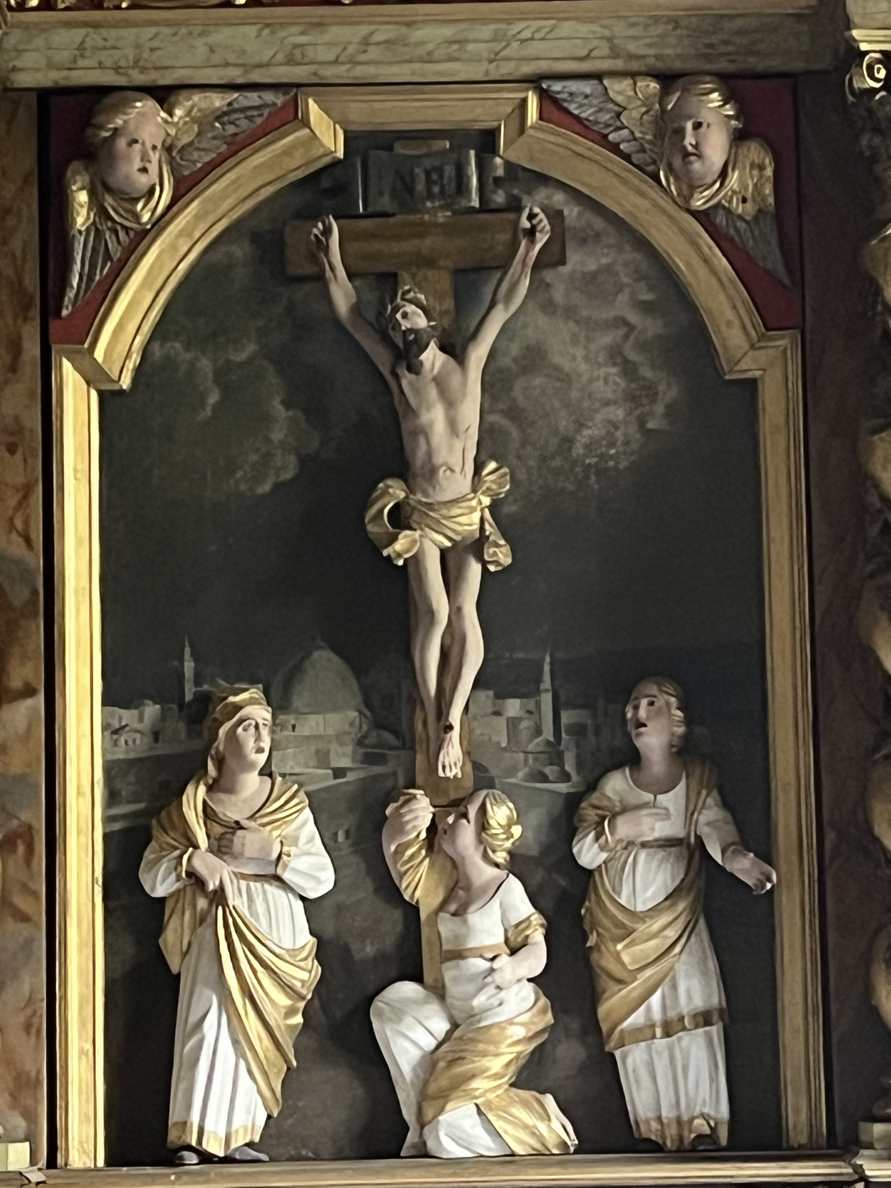 Altartavlan i Råda kyrka med Jesus på korset
