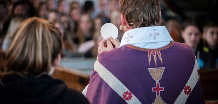 Från och med Palmsöndagen, 28 mars, bjuds gudstjänstdeltagare in i kyrkan igen. Men endast åtta personer åt gången. Boka en plats om du vill vara säker på att komma in.