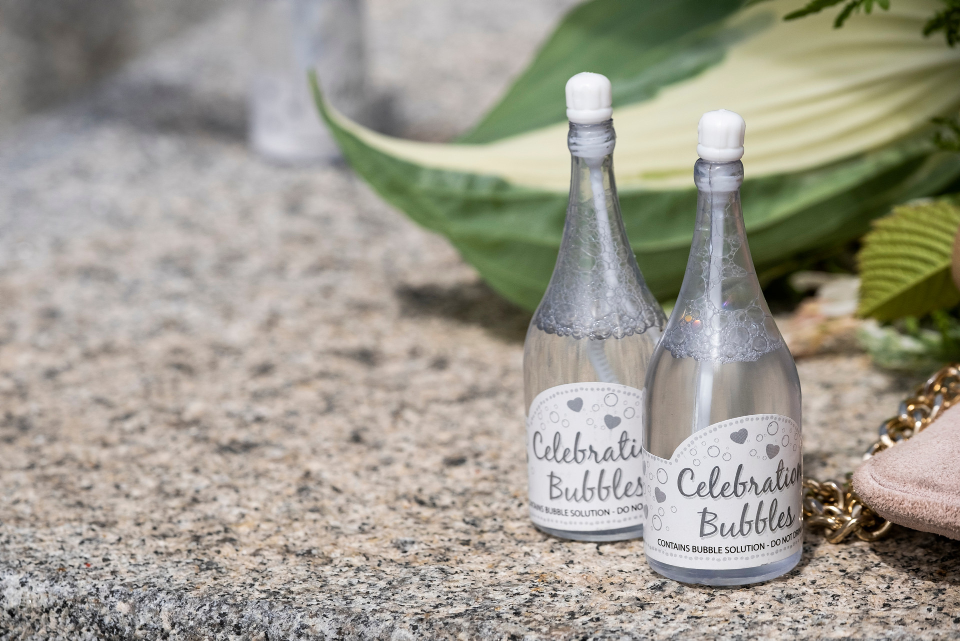 Två flaskor med såpbubblor från vigsel. 