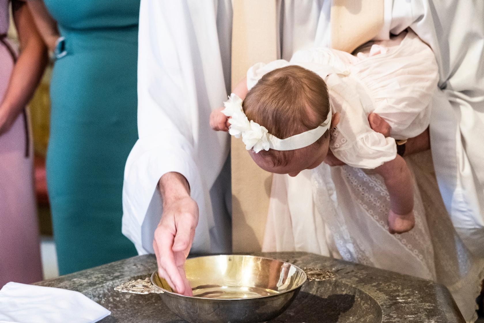 Flicka blir döpt