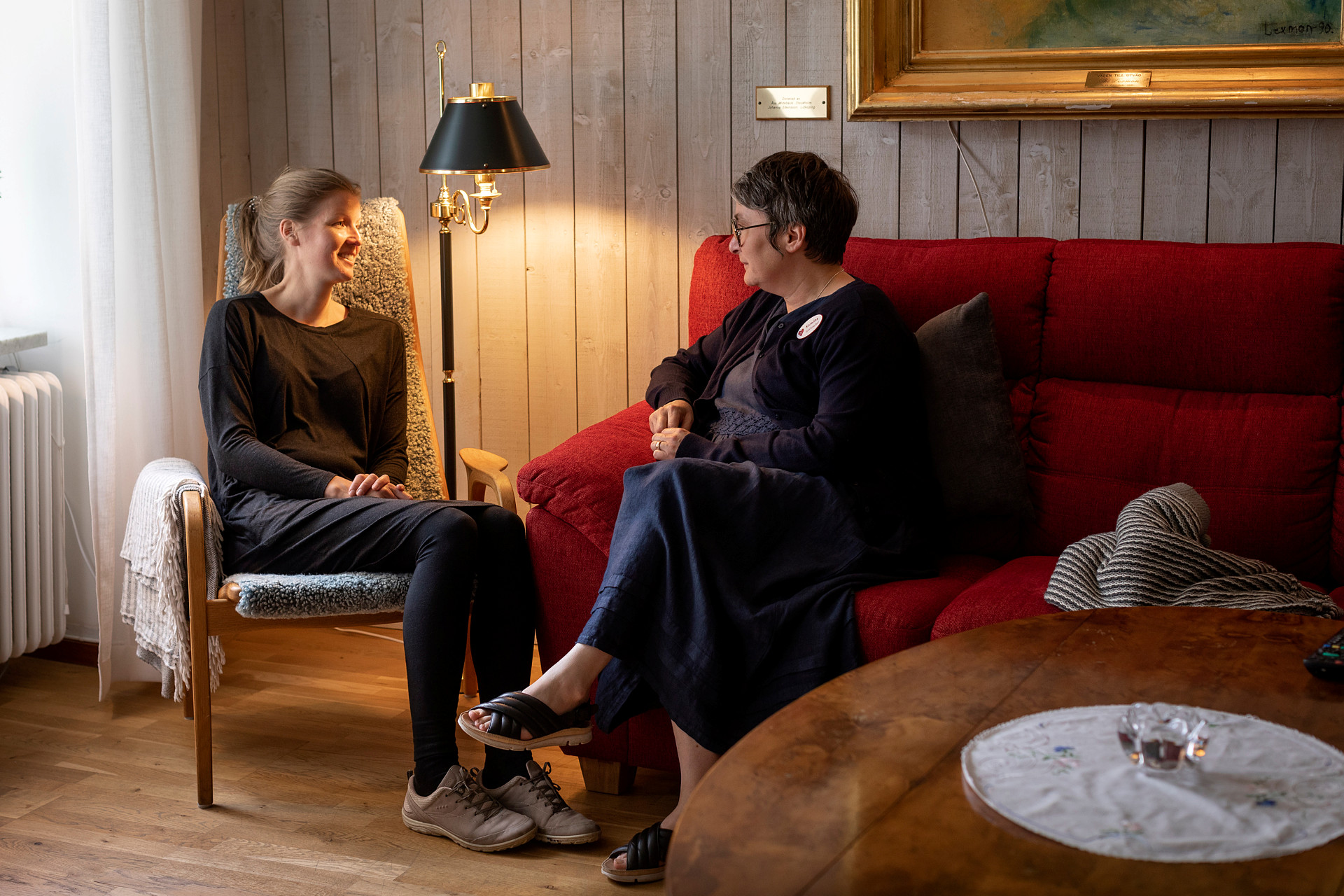 Två kvinnor i samtal i ett vardagsrum