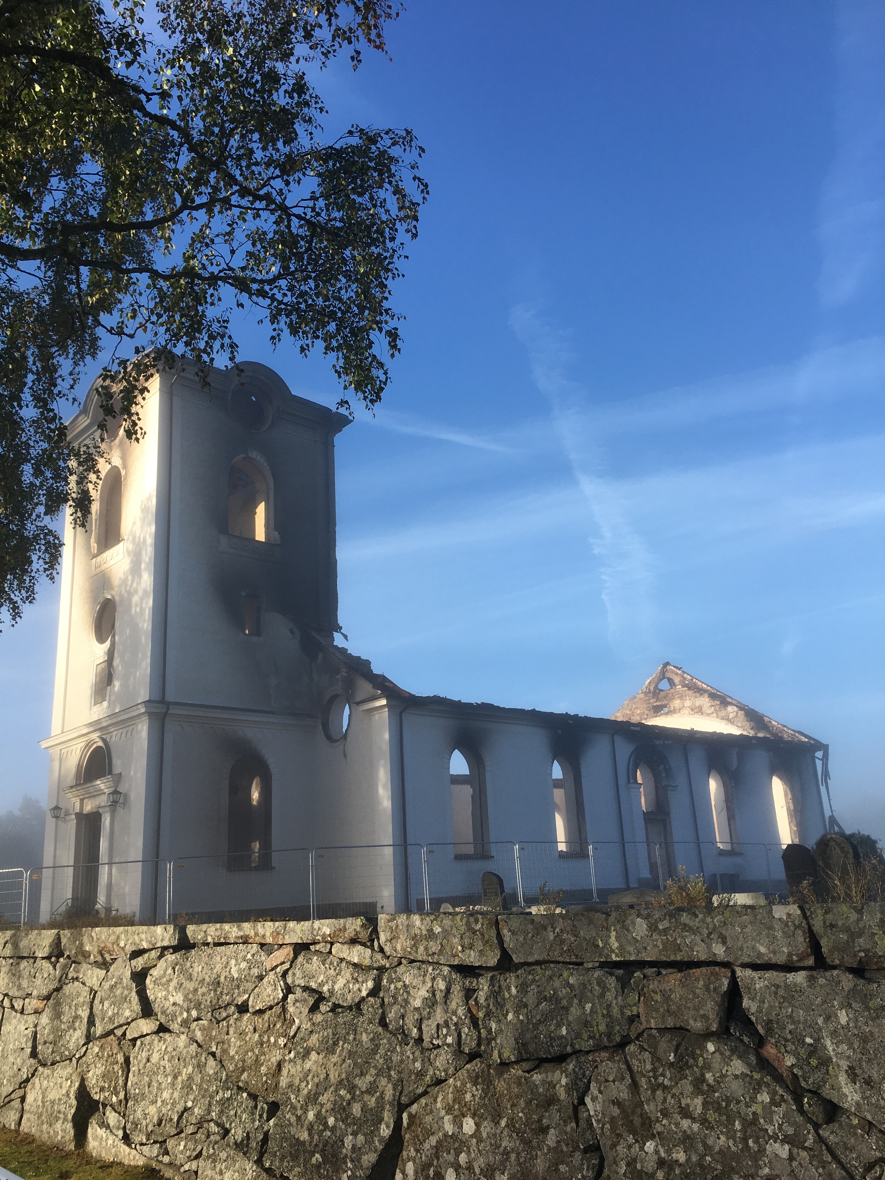 Ruinen av Sjösås nya kyrka i Viås efter branden den 3 september 2022.
