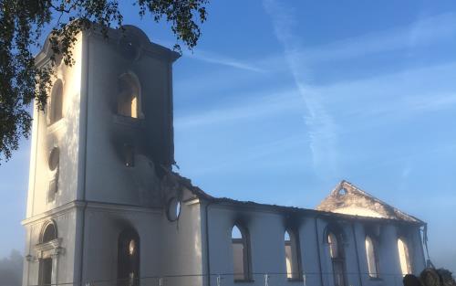Ruinen av Sjösås nya kyrka i Viås efter branden den 3 september 2022.