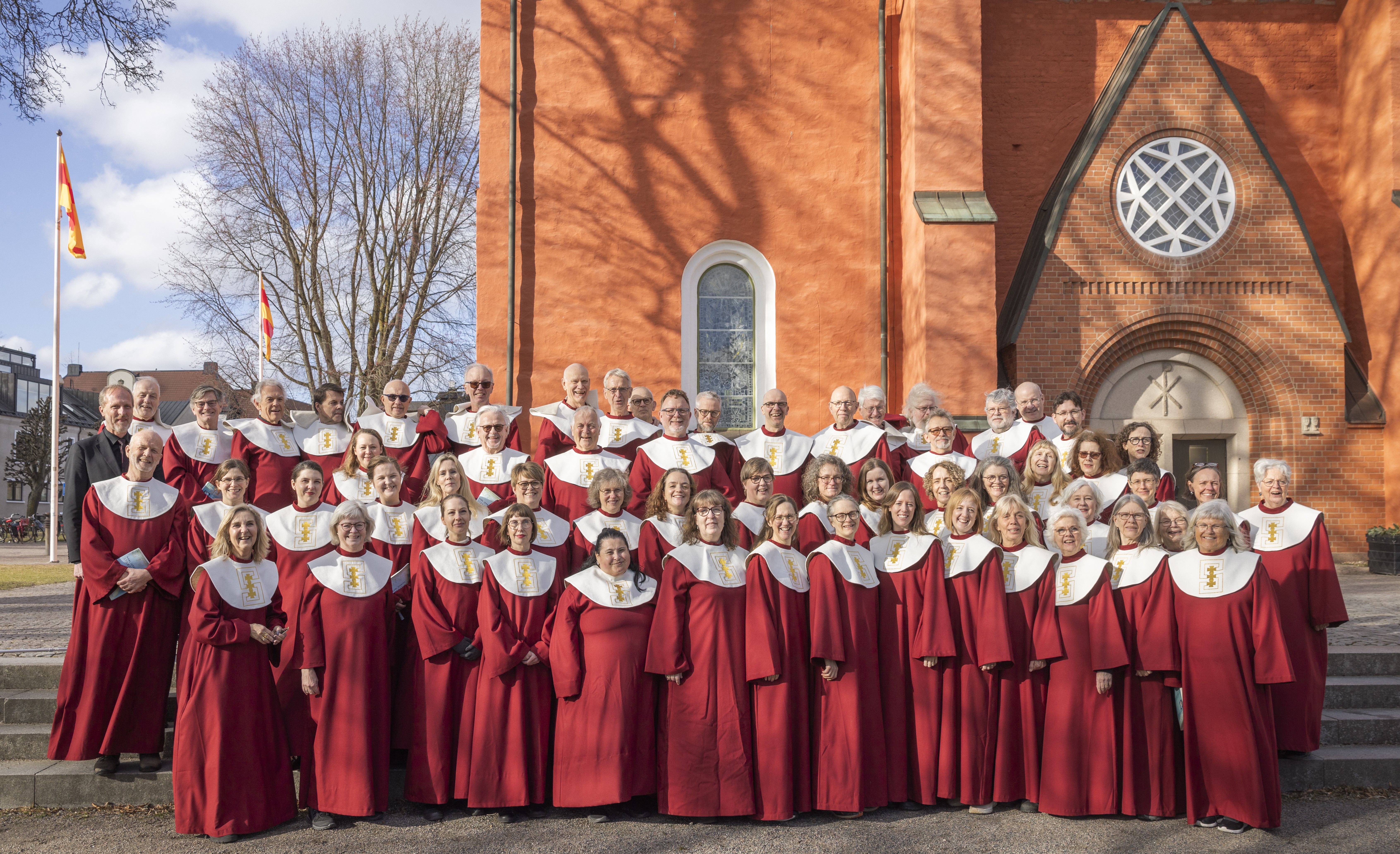 Oratoriekören i kåpor utanför Växjö domkyrka.
