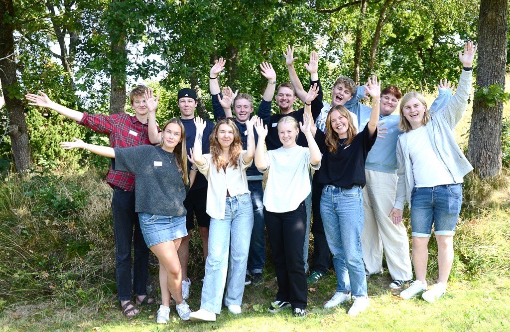 Glada ungdomar i grupp.